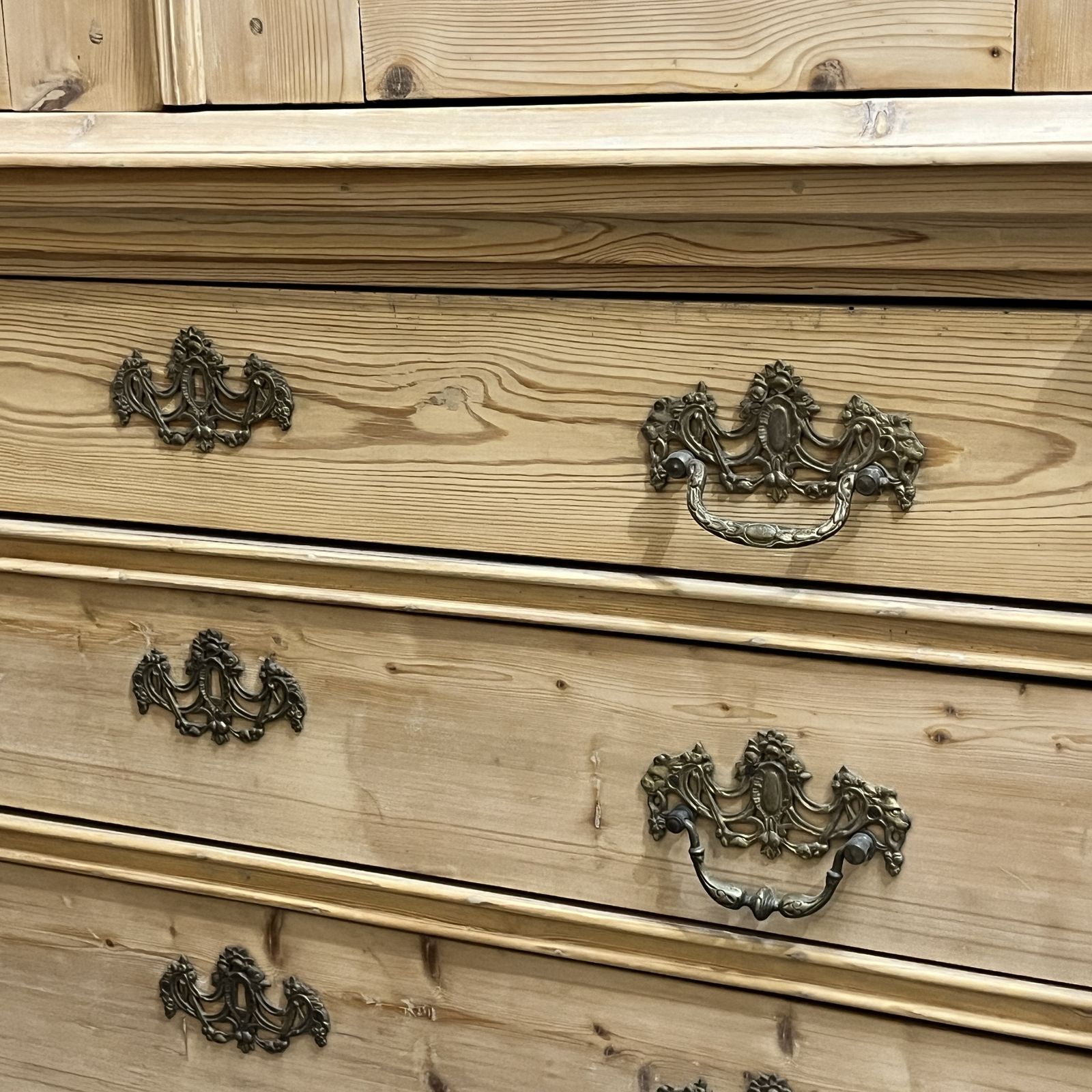 photo vintage Large Very Old Dutch Pine Linen Press