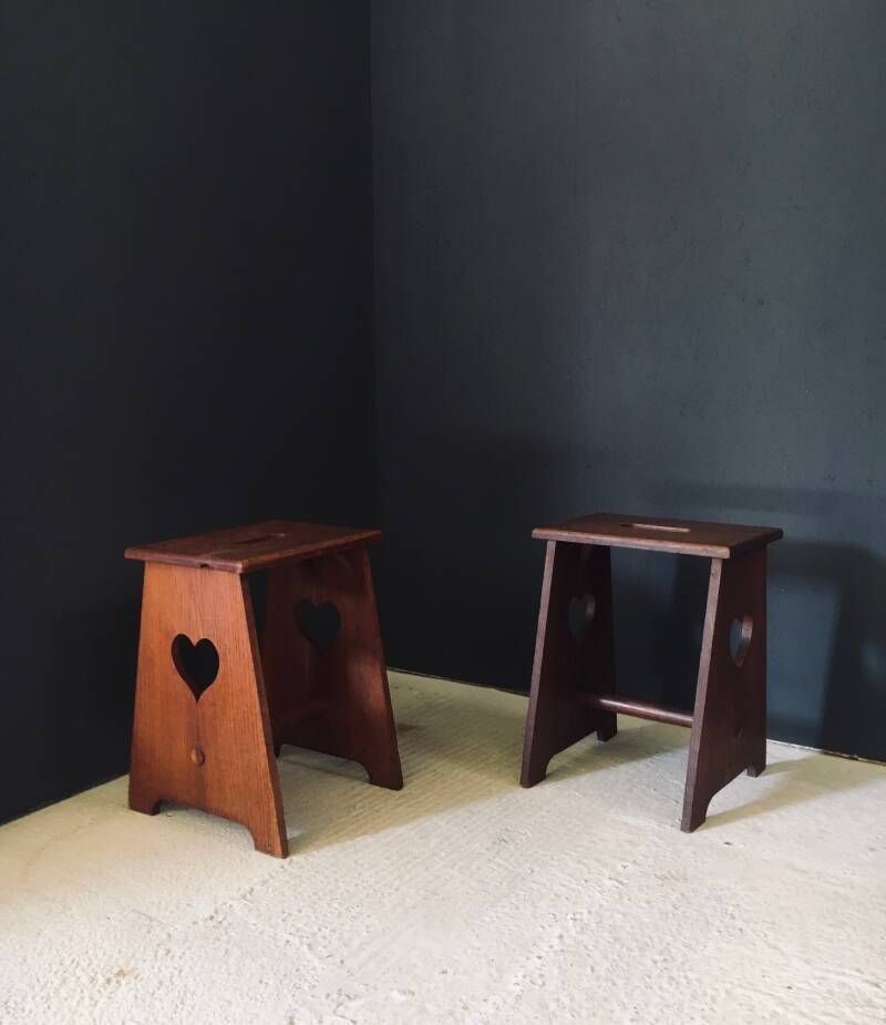 photo furniture Arts & Crafts Stijl Krukkenset Met Hartmotief, België, Jaren 1920