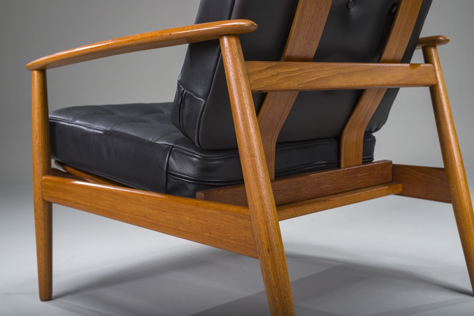 photo buy Armchair With Model Fd 164 Frame By Arne Vodders And Model 118 Armrests By Grete Jalks In Teak And Black Leather, Denmark, 1960s