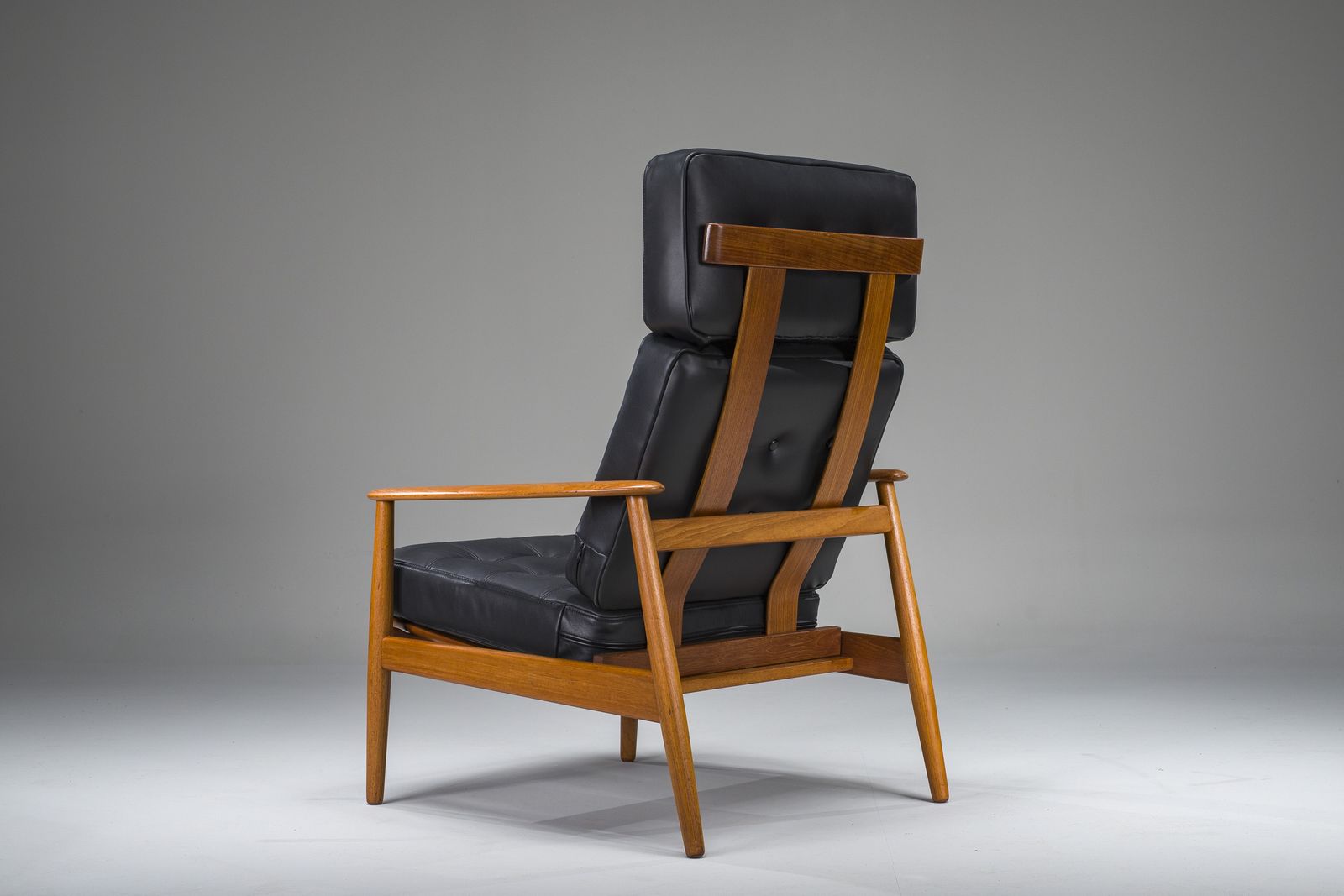 photo vintage Armchair With Model Fd 164 Frame By Arne Vodders And Model 118 Armrests By Grete Jalks In Teak And Black Leather, Denmark, 1960s