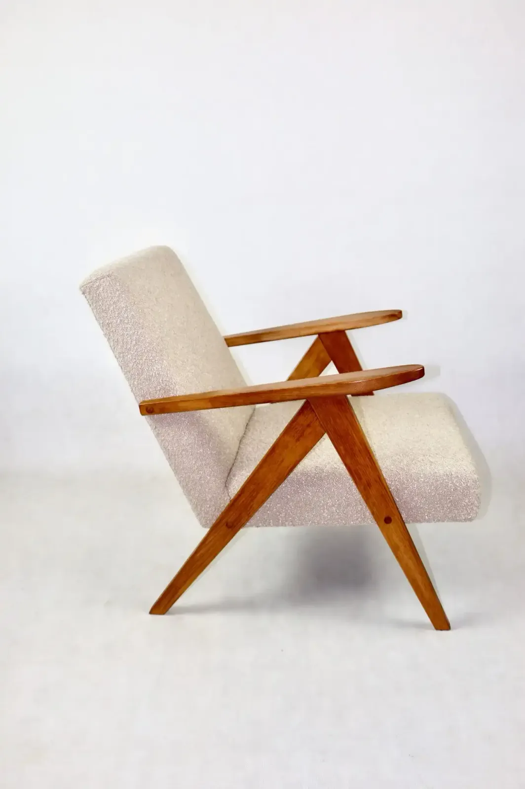 Vintage B 310 Var Armchair, Beige Bouclé Structure, 1970s   2 Pieces Available   Light Wood photo buy
