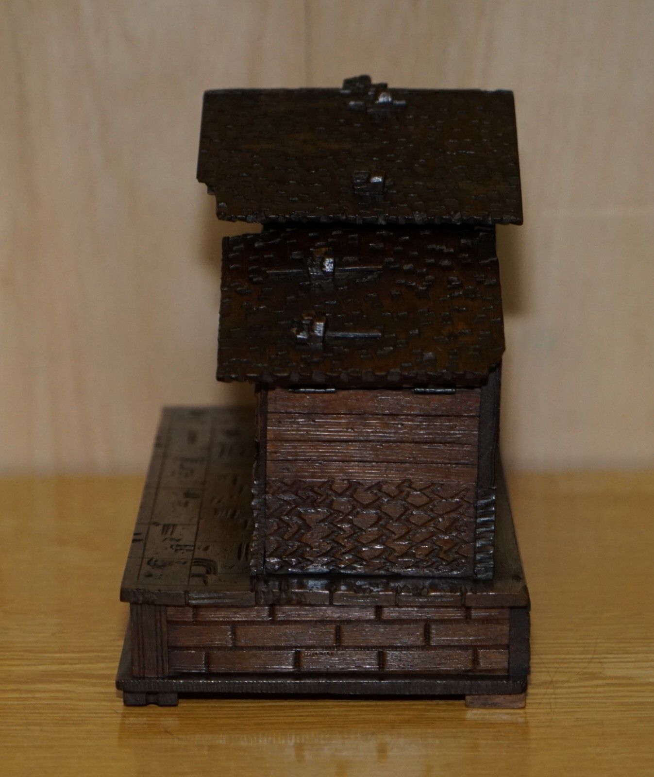 photo vinterior Stunning Original Antique Hand Carved Black Forest Wood Cigar Box Humidor House