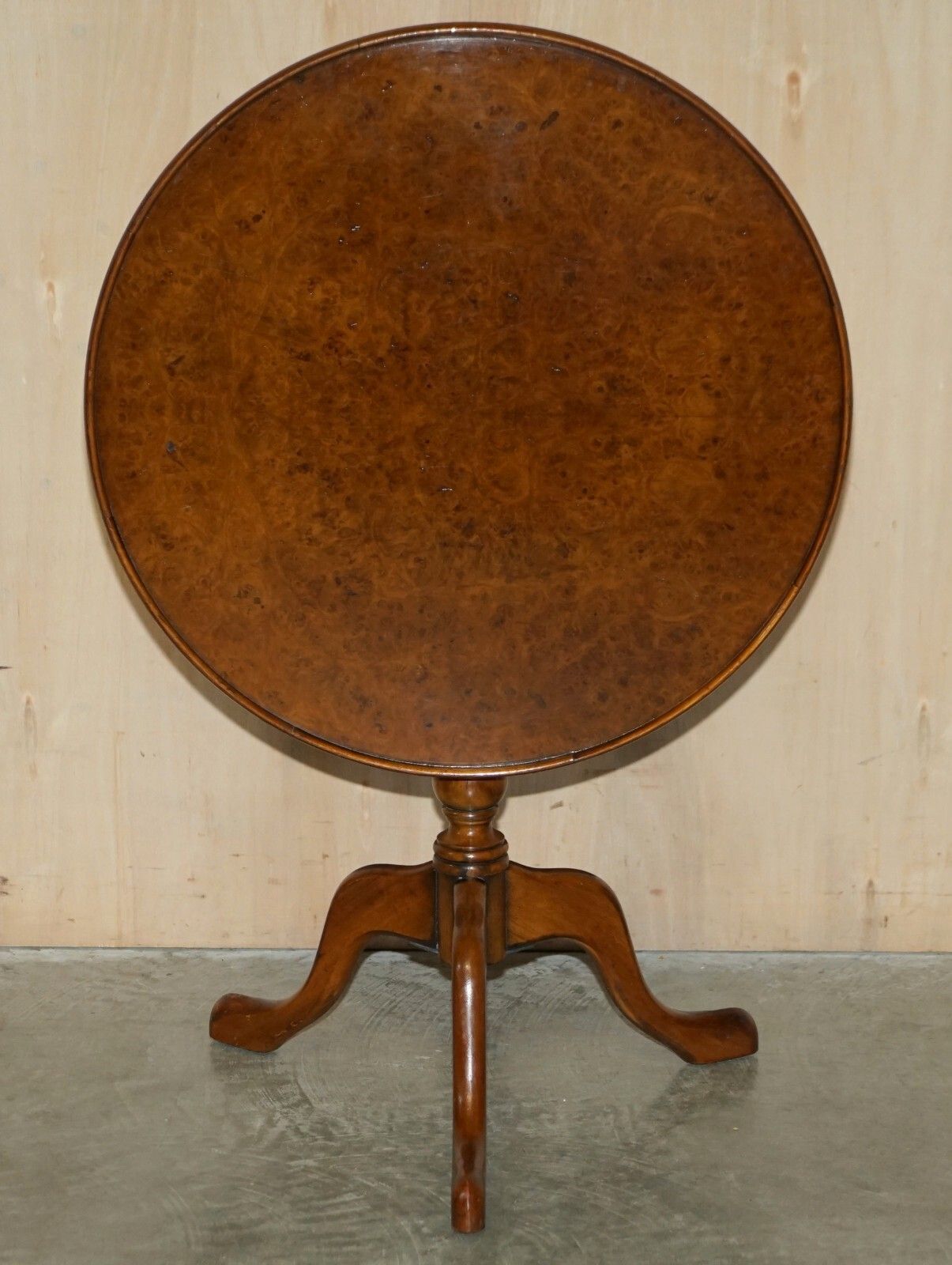 photo vintage Victorian Hand Carved Pollard Oak Tilt Top Tripod Wine Side End Lamp Table