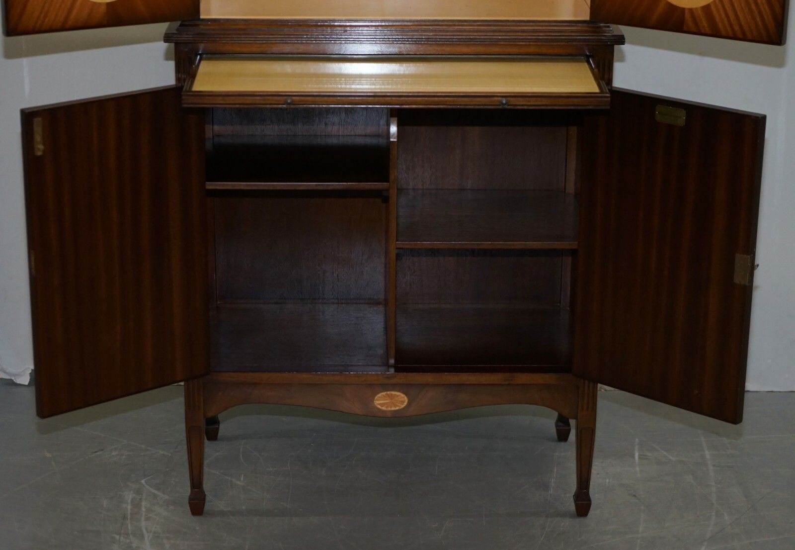 Furniture Beautiful Very Fine Sheratin Revival Flamed Mahogany & Satinwood Drinks Cabinet photo