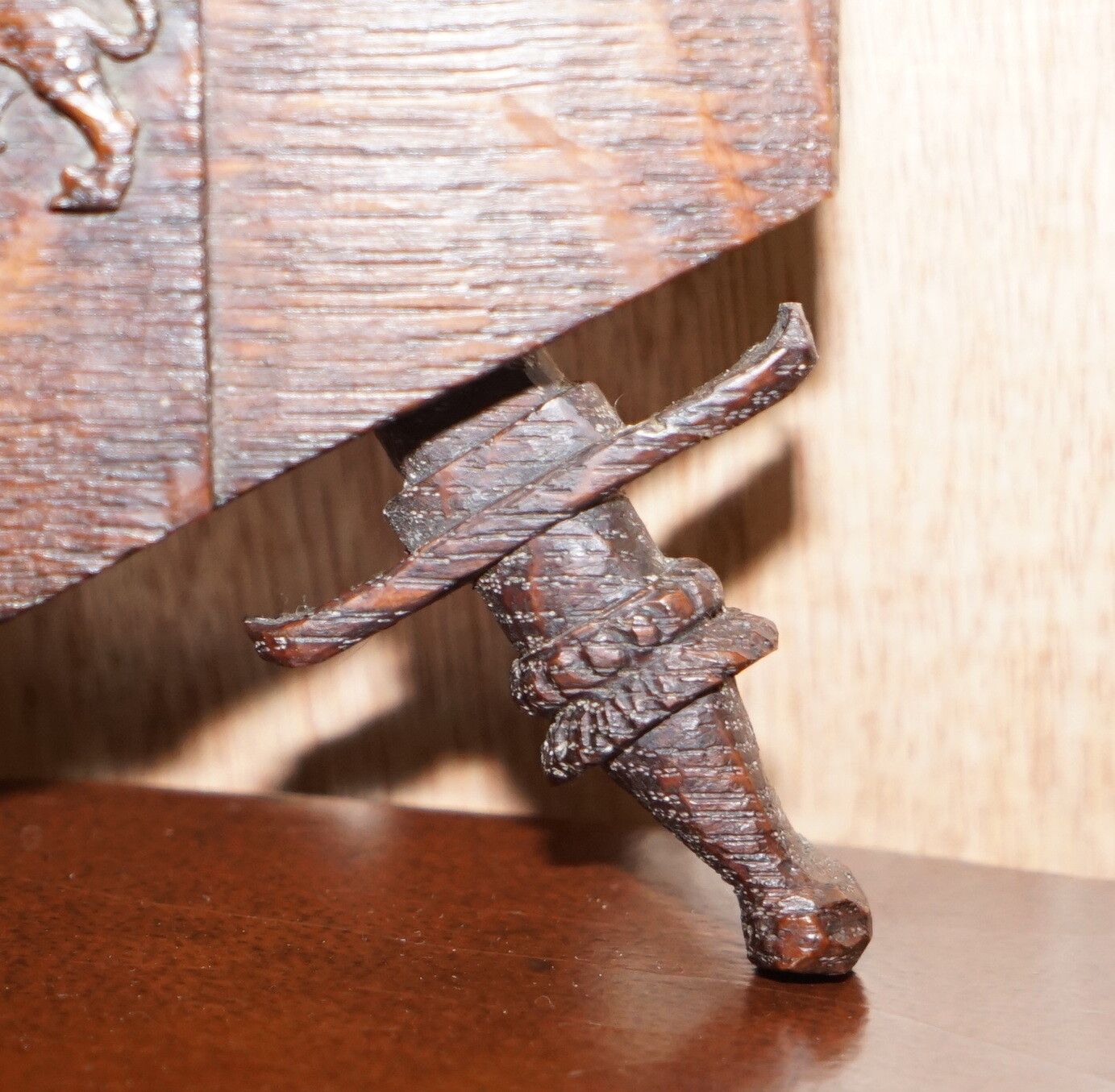 photo furniture Rare Hand Carved 1587 Fighting Scots City Of York Coat Of Arms Armoiral Crest
