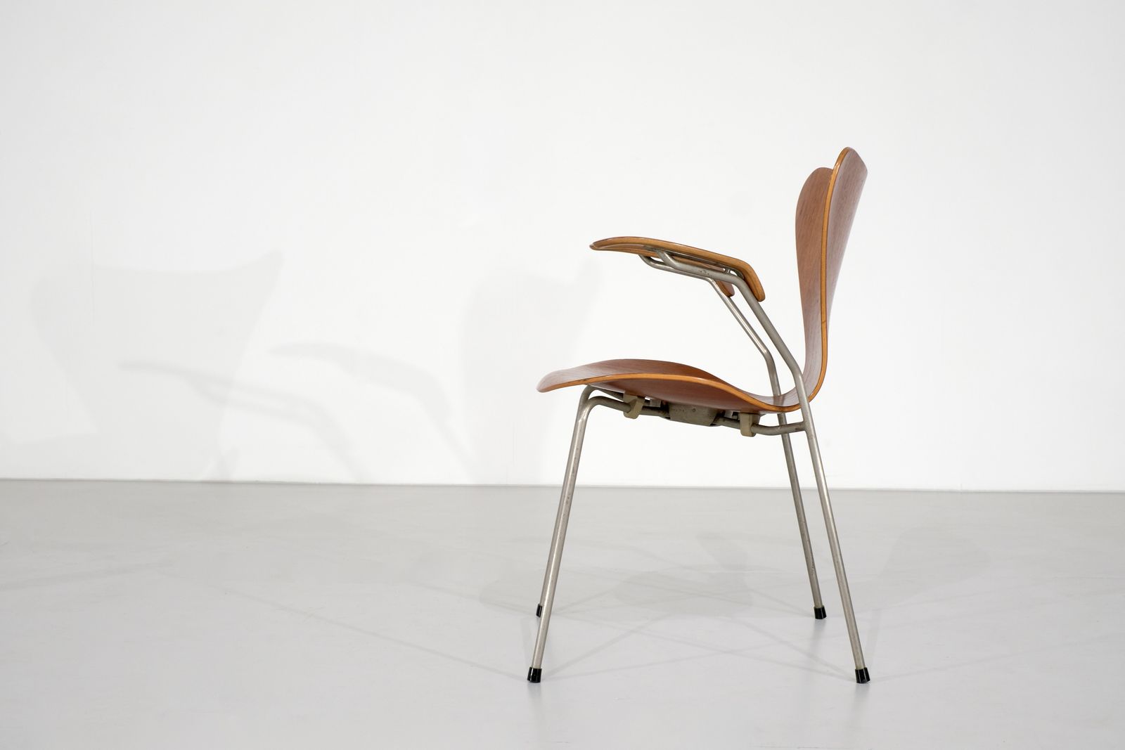 Chair Model " 3207 "In Wood By Arne Jacobsen For Fritz Hansen, Denmark 1955. photo 950.0
