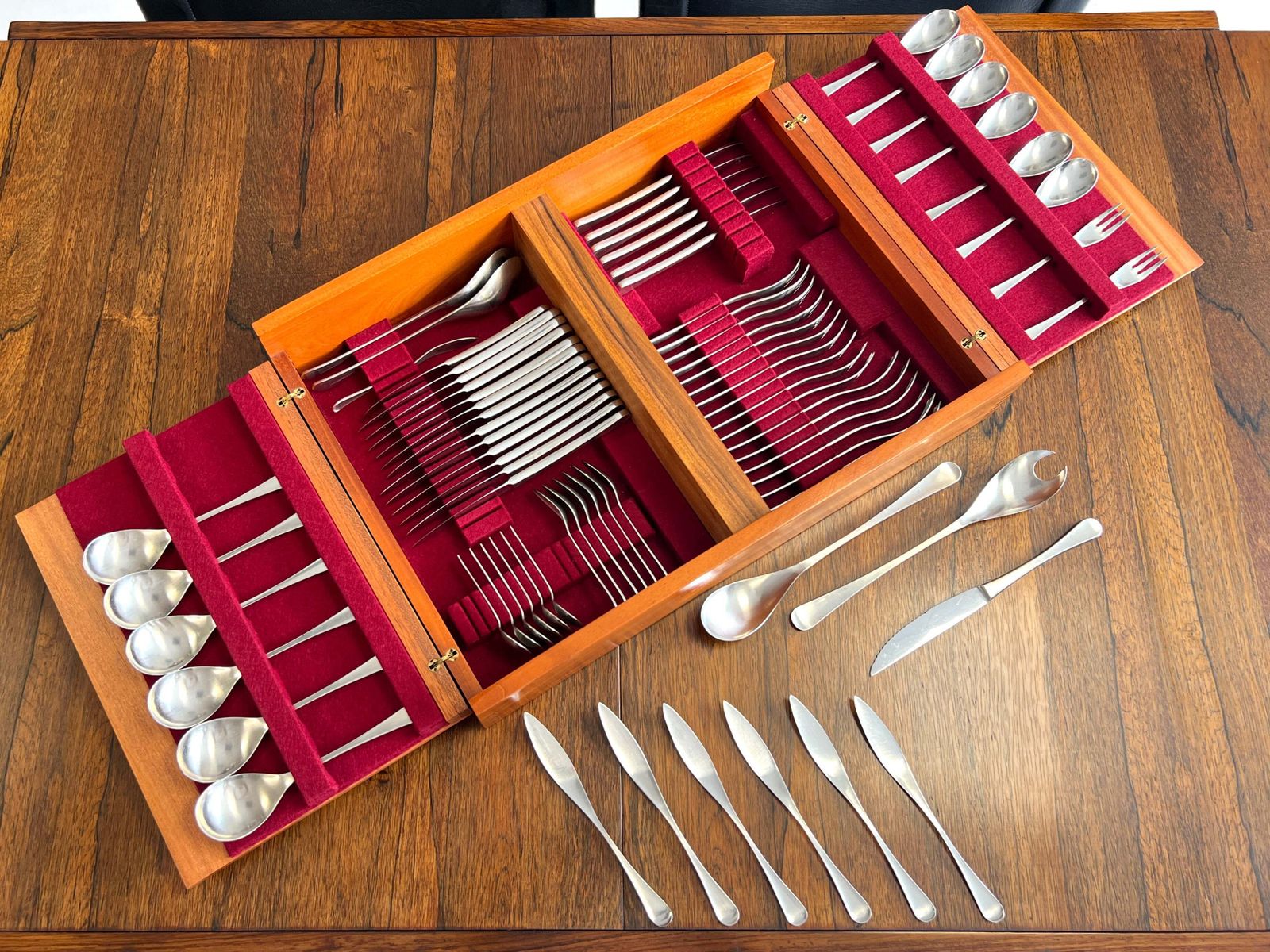 Robert Welch For Old Hall, 73 Piece Alveston Canteen In Rosewood Box photo furniture