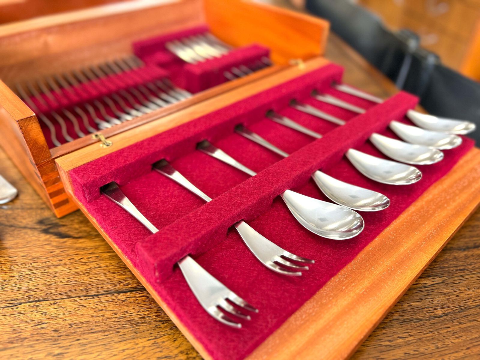 Robert Welch For Old Hall, 73 Piece Alveston Canteen In Rosewood Box photo Home Decor