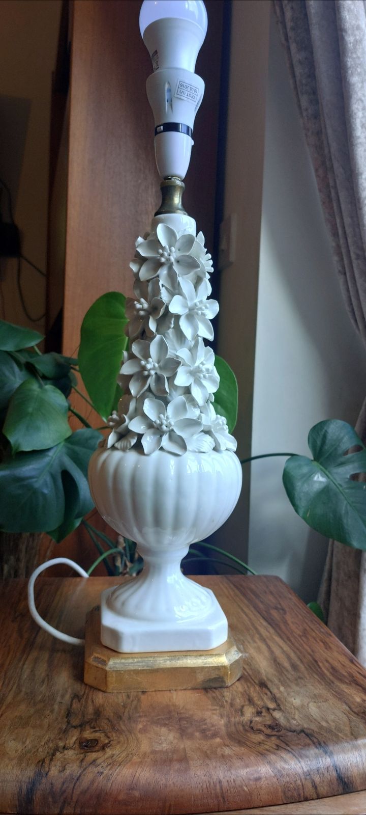 The Casa Pupo Vintage White Porcelain Ceramic Flower Table Lamp I photo Lighting