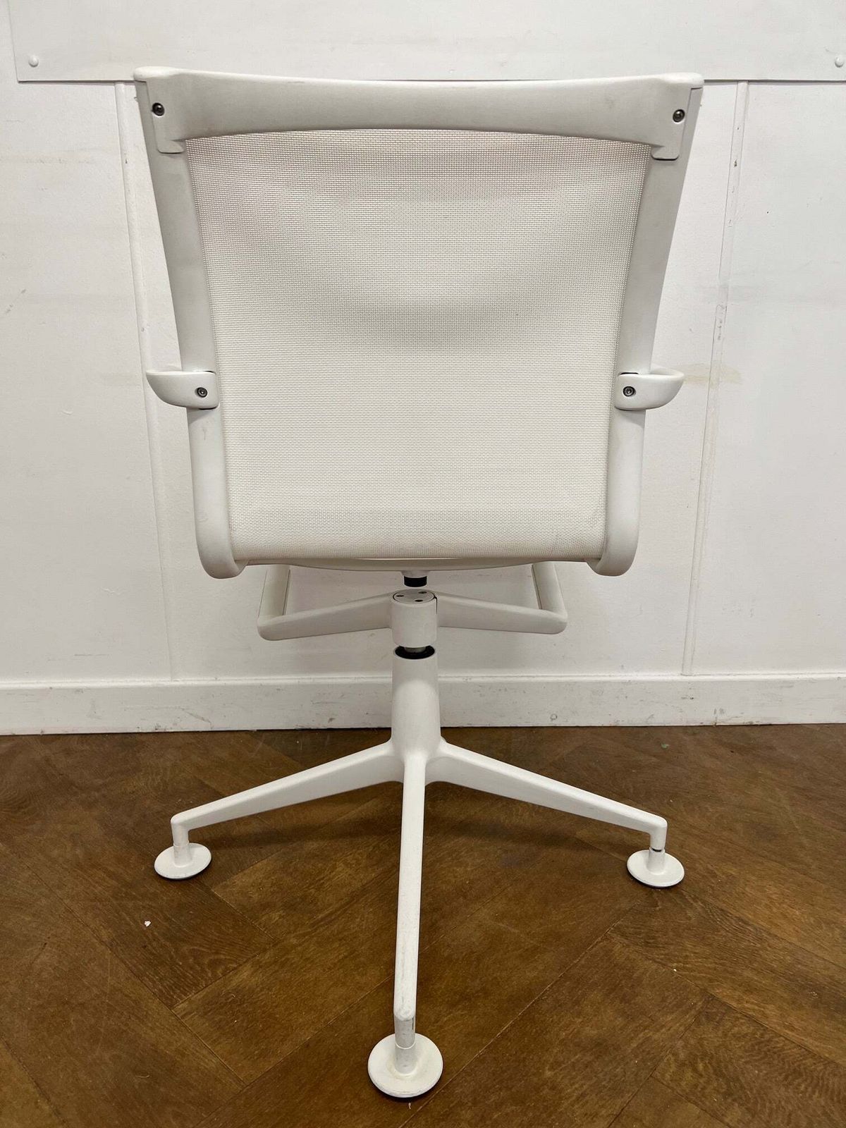 Used Alias 437 Meetingframe 44 Armrest Meeting Chair In White Mesh X 20 Available photo 180.0