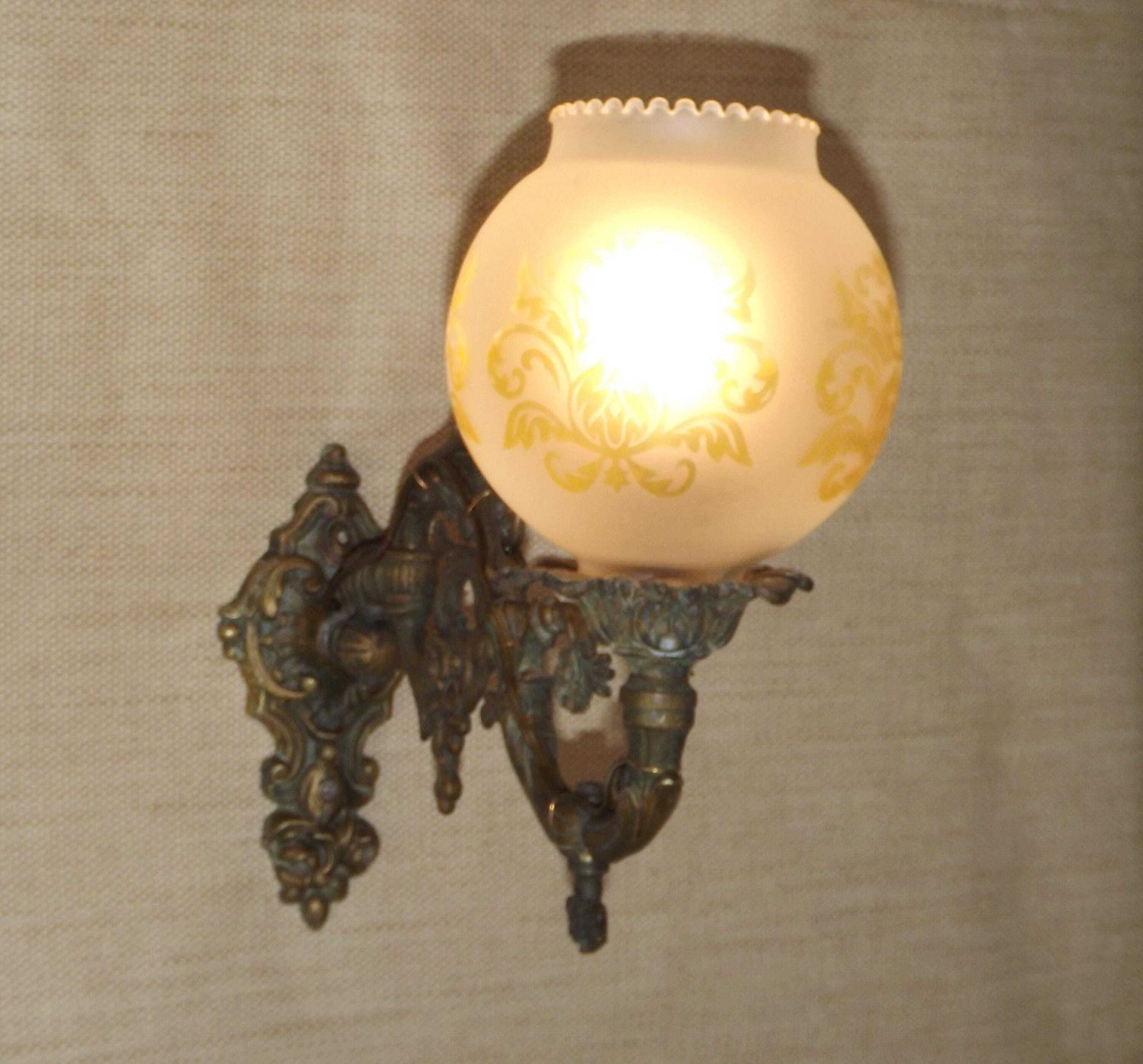 Geëlektrificeerde Franse Antieke Messing Gaswandlamp Met Bedrukt Glazen Kap – Victorian Stijl Verlichting | Franse Antieke Lamp | Antieke Wandlamp photo furniture