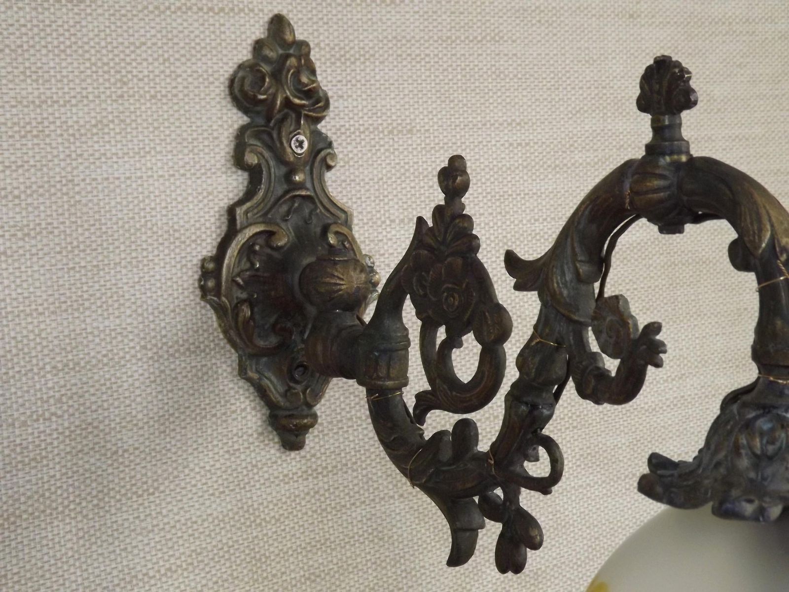 Geëlektrificeerde Franse Antieke Messing Gaswandlamp Met Bedrukt Glazen Kap – Victorian Stijl Verlichting | Franse Antieke Lamp | Antieke Wandlamp photo Verlichting