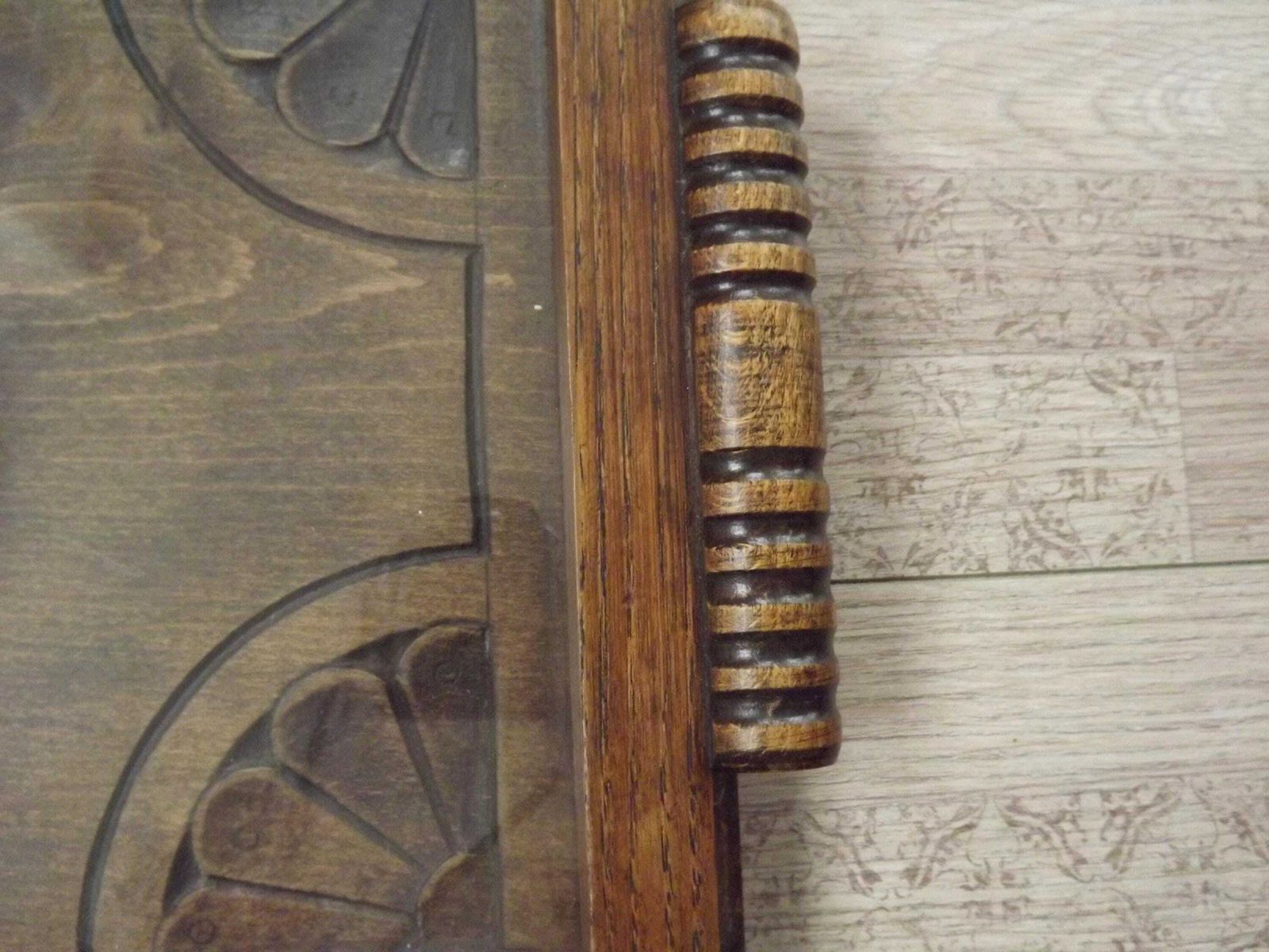 Frans Vintage Houten Handgesneden Bretons Dienblad Met Twee Handgrepen En Glazen Paneel — Frans Vintage Houten Dienblad. Bretonse Volkskunst In Hout. photo 60.0