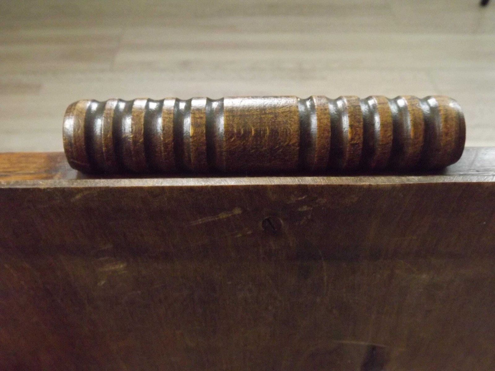 photo furniture Frans Vintage Houten Handgesneden Bretons Dienblad Met Twee Handgrepen En Glazen Paneel — Frans Vintage Houten Dienblad. Bretonse Volkskunst In Hout.