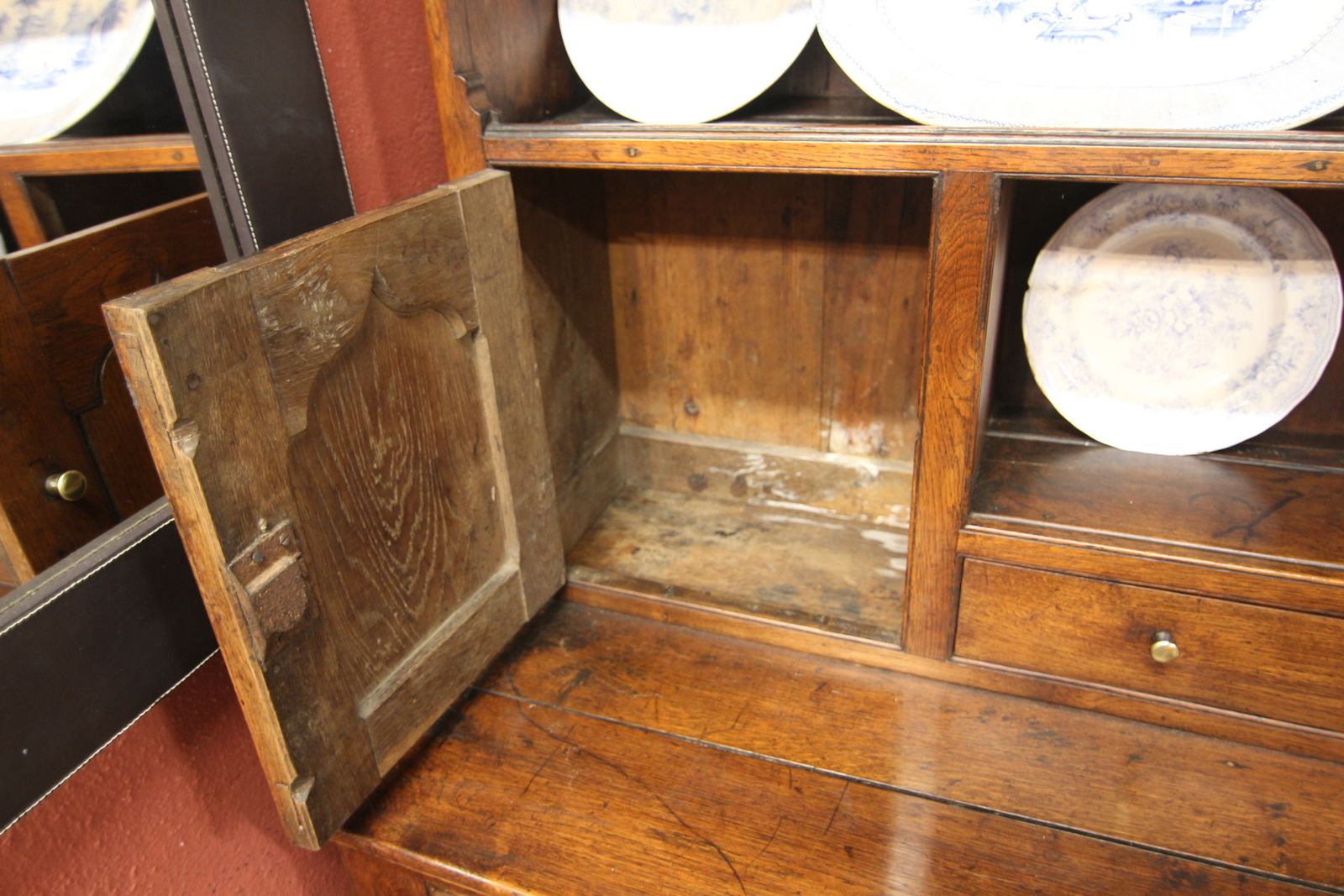 photo furniture Fine 18th Century Snowdonia Welsh Oak Dresser& Plates