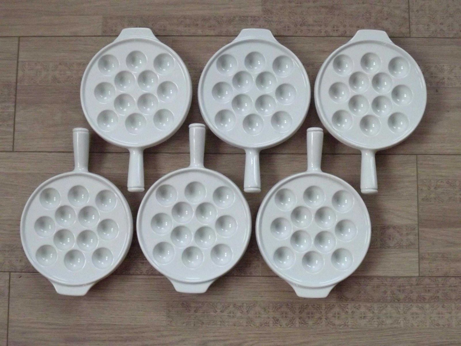 Lot de 6 plats à escargots Pillivuyt France en porcelaine blanche, 12 cavités, avec poignées - Lot de 6 plats à escargots 12 cavités ; plat à escargots en porcelaine blanche photo furniture