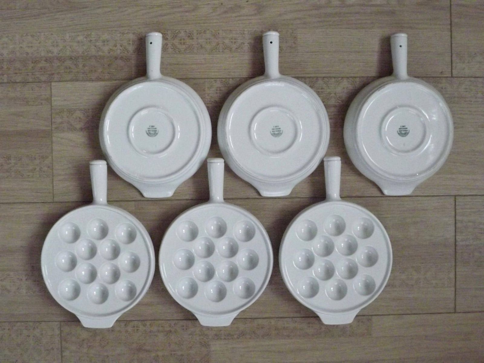 Set Van 6 Witte Escargotschalen Met 12 Kuiltjes En Draaghandvat Van Pillivuyt France – Frans Kookgerei. Slakkenschalen Van Wit Porselein Met 12 Kuiltjes. photo Woonaccessoires