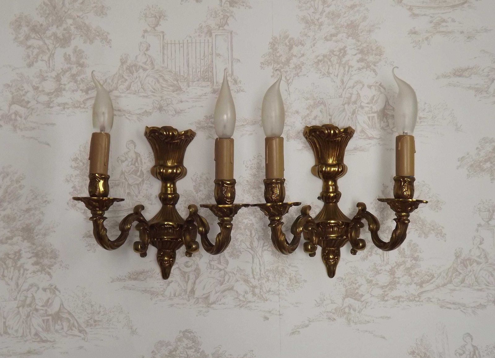 Paar Franse Barok Dubbele Messing Wandlampen Met Acanthus  En Vlechtwerkmotief – Franse Vintage Verlichting. Dubbele Wandkandelabers. Messing Wandlampen photo furniture