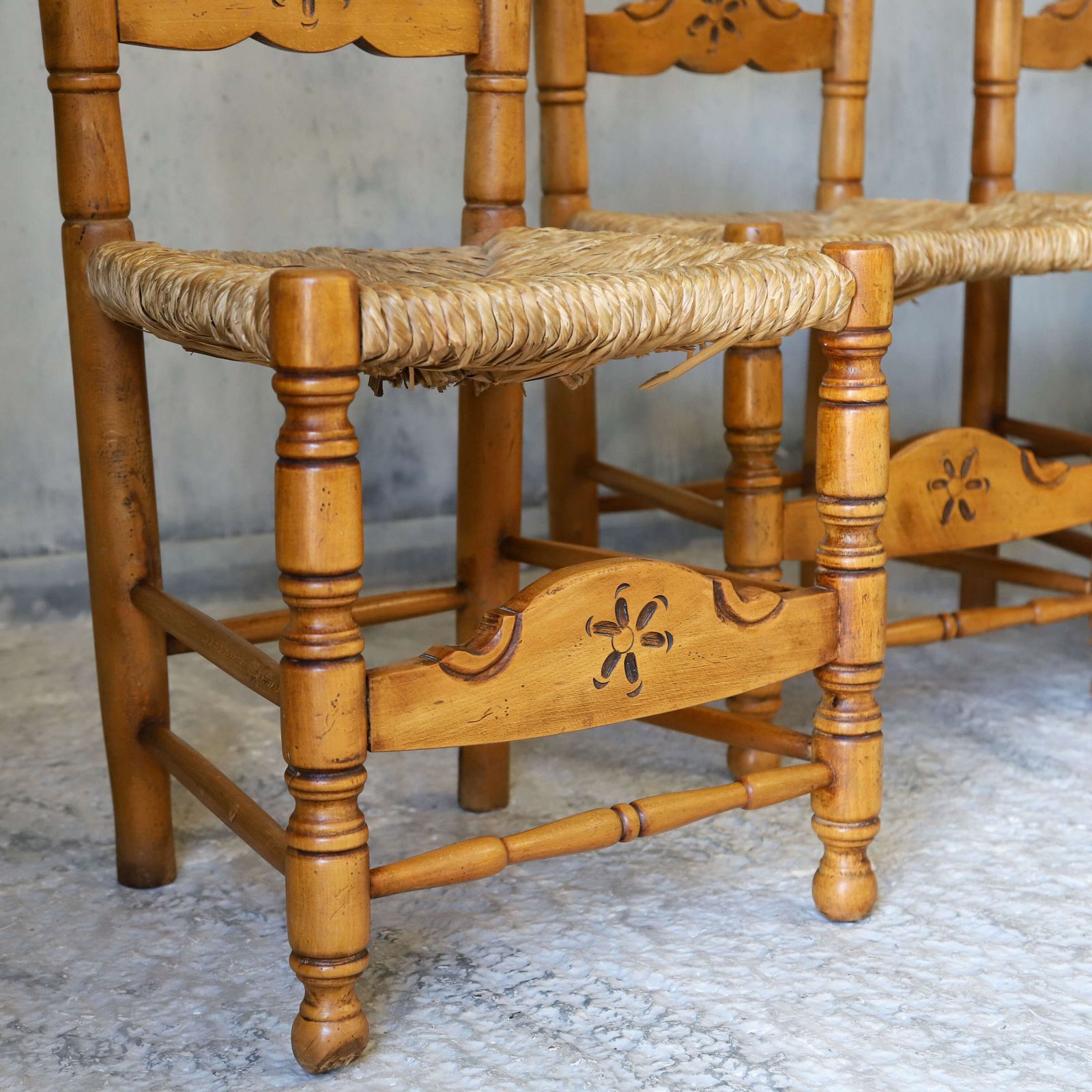 photo furniture Set Of 6 Spanish Country Style Carved Ladder Back Dining Chairs