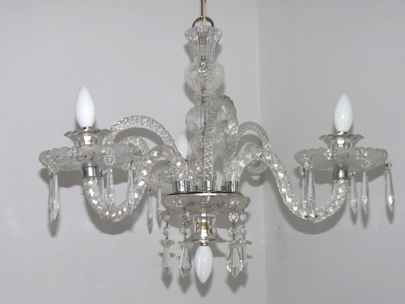 Franse Antieke Glazen En Kristallen Kroonluchter Met Barley Twist, 3 Armen En 4 Lichtpunten — Franse Antieke Verlichting. Glazen Kristallen Barley Twist Kroonluchter. photo furniture