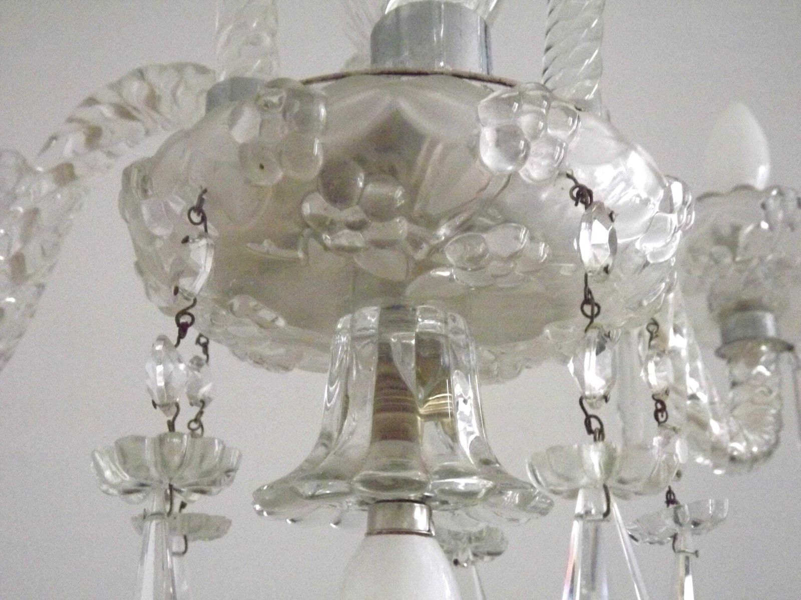 Lustre français d'époque à 3 bras et 4 lumières, verre et cristal torsadé   Luminaires français d'époque. Lustre en verre et cristal torsadé. photo 429.0