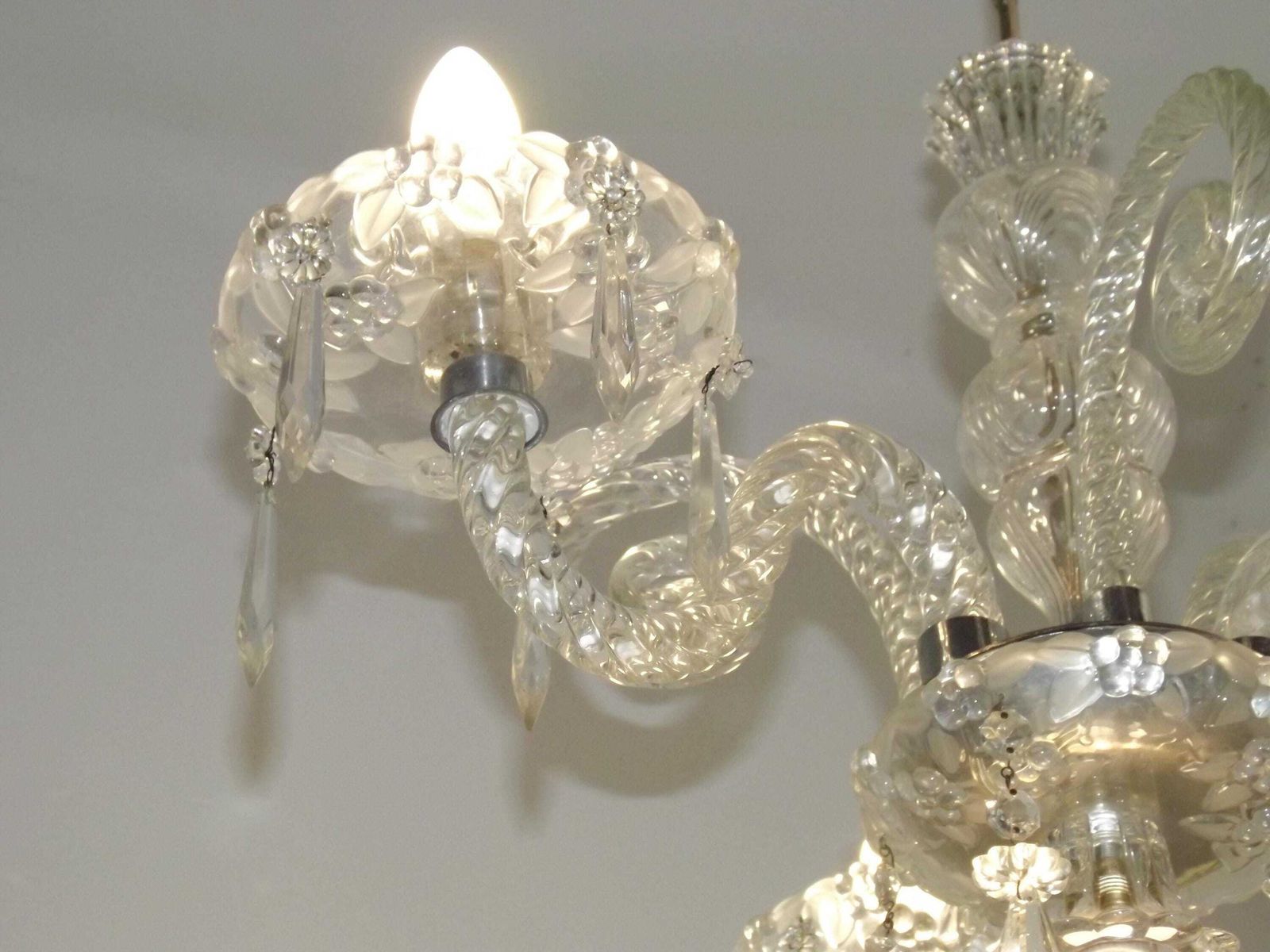 Lustre français d'époque à 3 bras et 4 lumières, verre et cristal torsadé   Luminaires français d'époque. Lustre en verre et cristal torsadé. photo buy