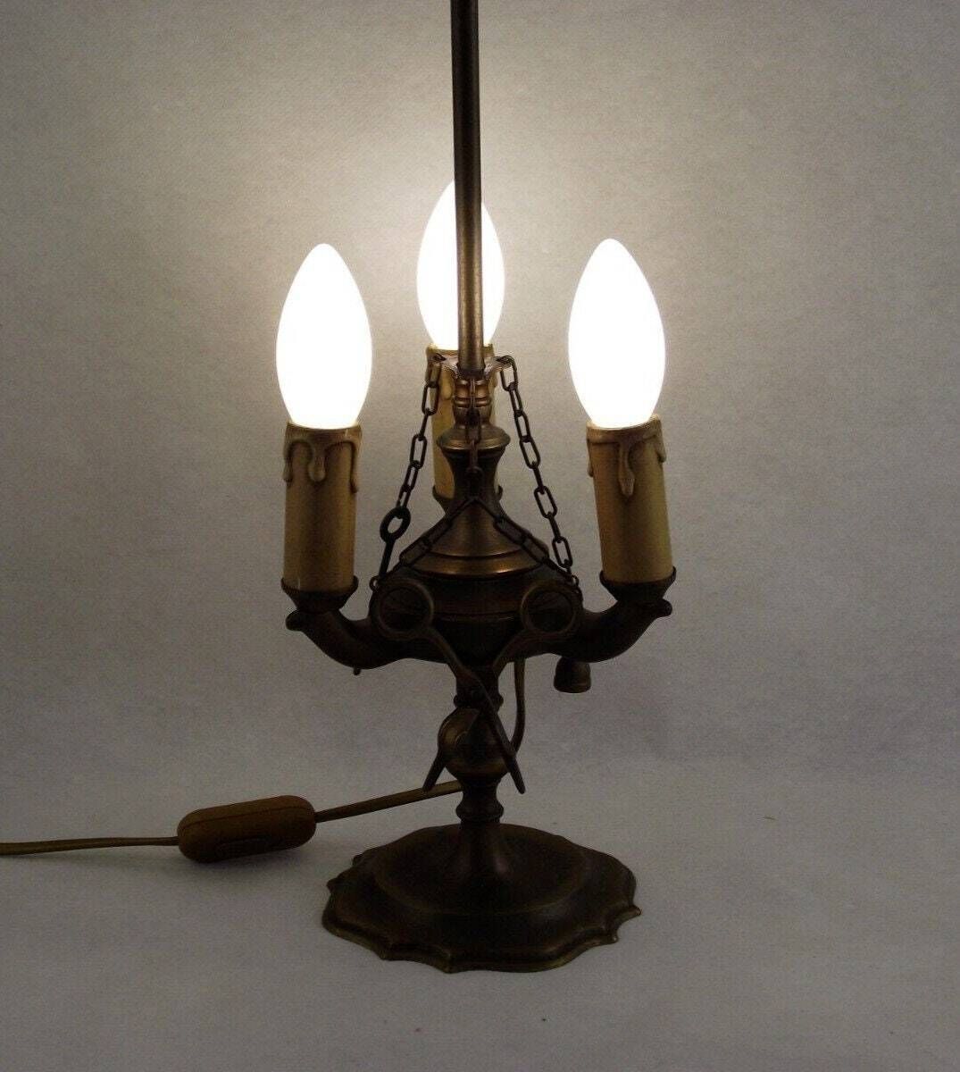 Lampe à huile florentine d'époque à 3 lumières avec accessoires, montée en lampe électrique - Luminaire d'époque français. Lampe de table en laiton. Lampe florentine en laiton photo Luminaires