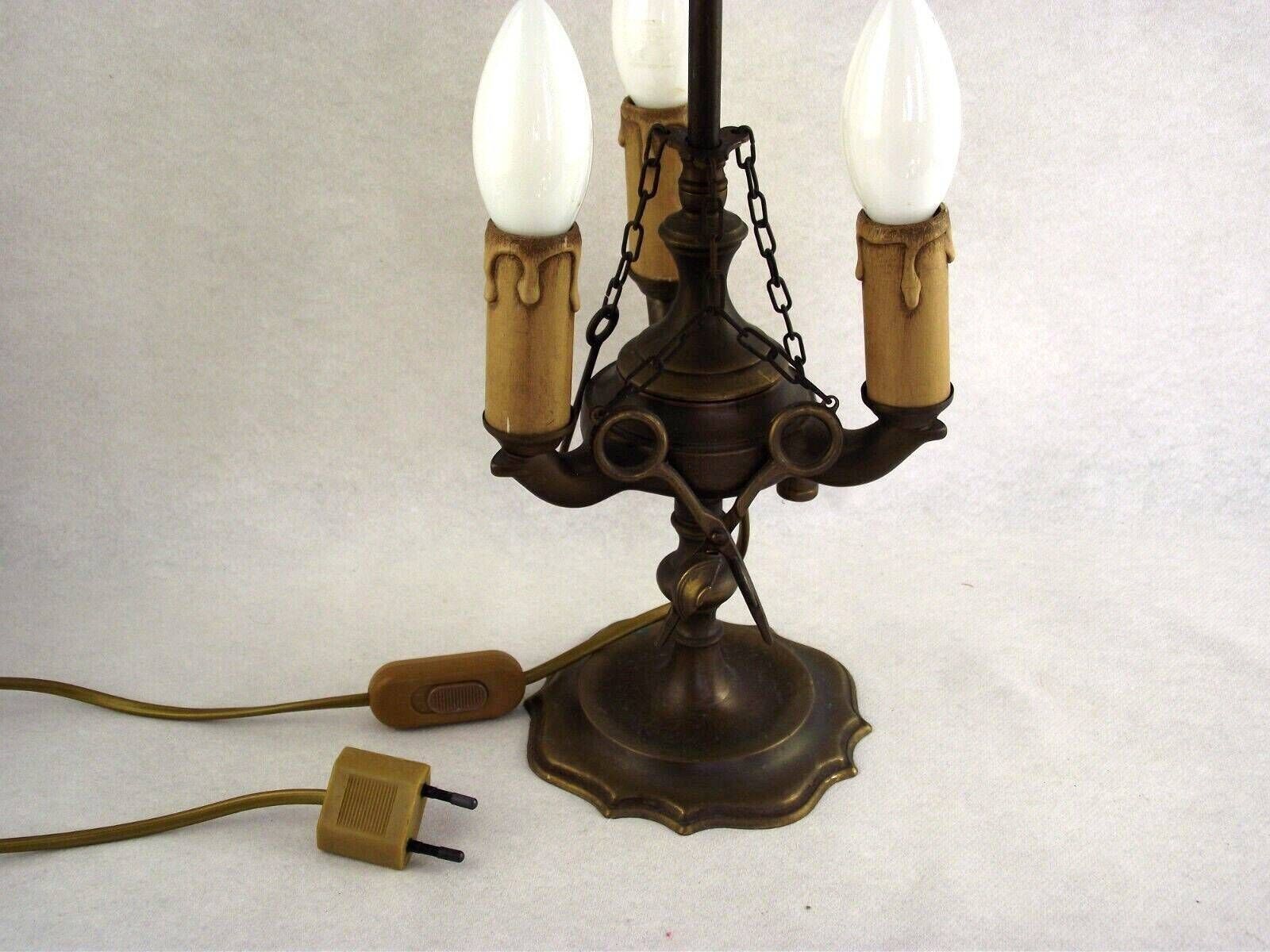 Lampe à huile florentine d'époque à 3 lumières avec accessoires, montée en lampe électrique - Luminaire d'époque français. Lampe de table en laiton. Lampe florentine en laiton photo vinterior