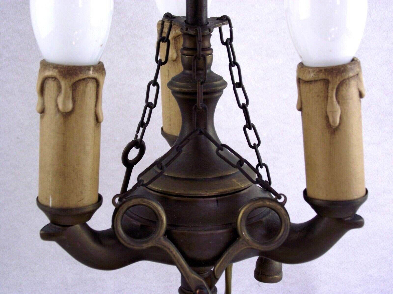 photo for sale Lampe à huile florentine d'époque à 3 lumières avec accessoires, montée en lampe électrique - Luminaire d'époque français. Lampe de table en laiton. Lampe florentine en laiton