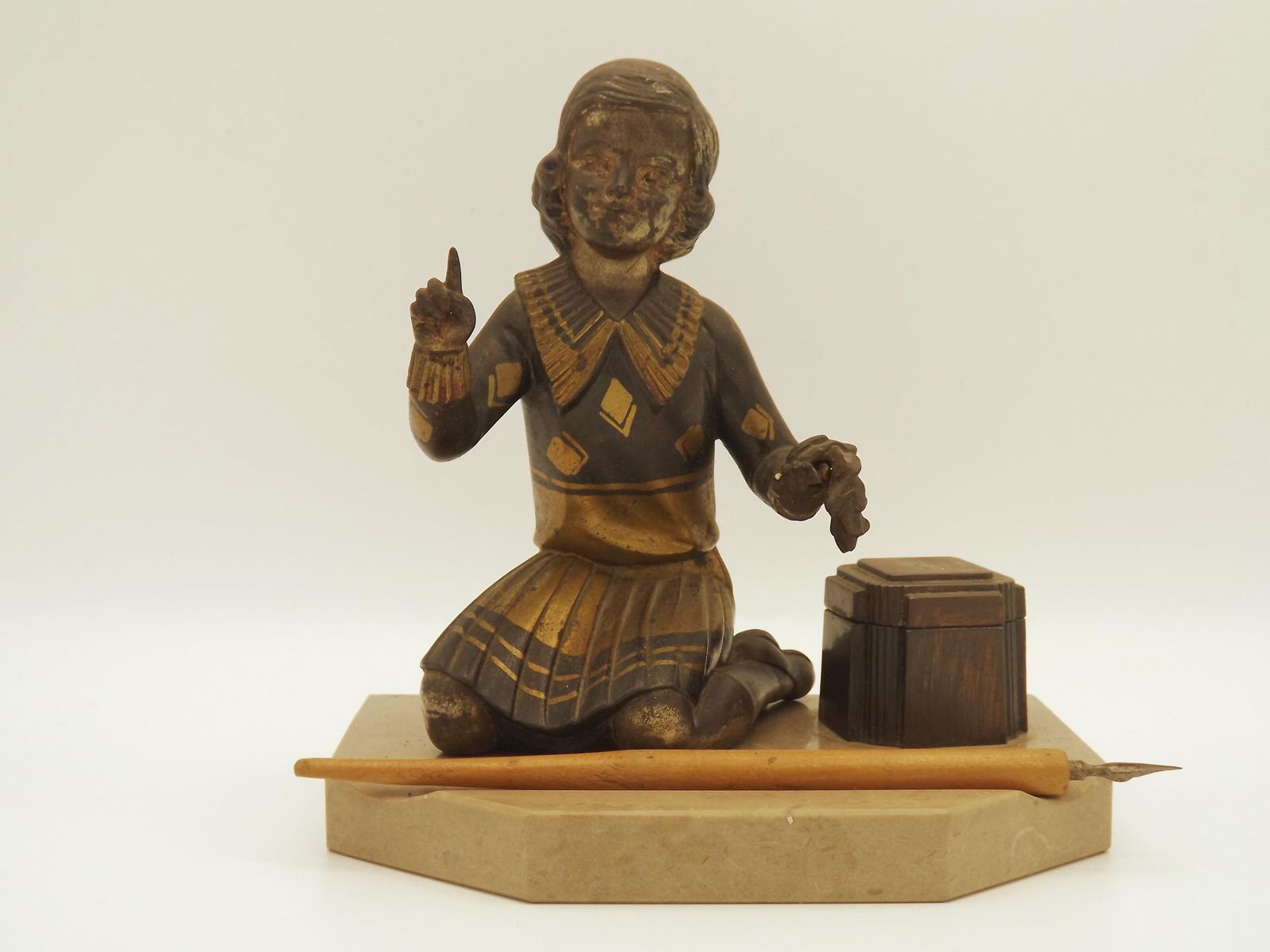 Encrier Art déco français, figurine de jeune fille agenouillée sur socle en marbre, d'époque. Ornement de bureau Art déco. Encrier avec plume d'oie photo for sale