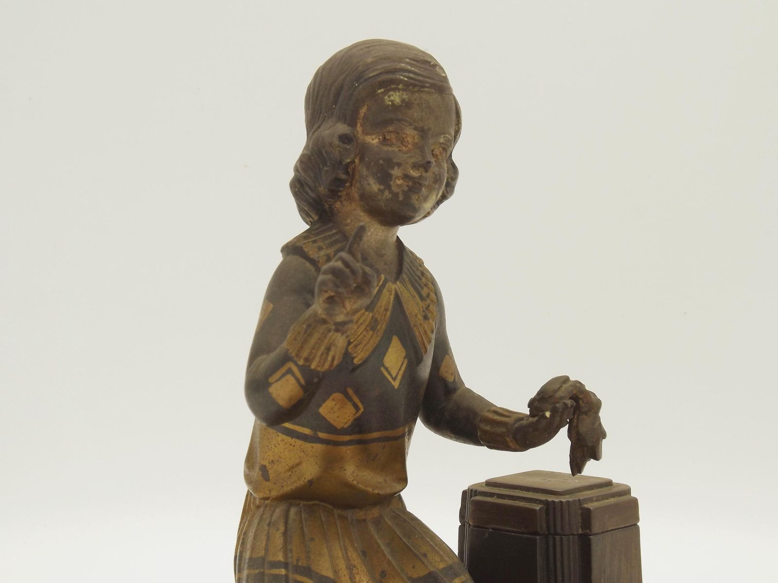Encrier Art déco français, figurine de jeune fille agenouillée sur socle en marbre, d'époque. Ornement de bureau Art déco. Encrier avec plume d'oie photo buy