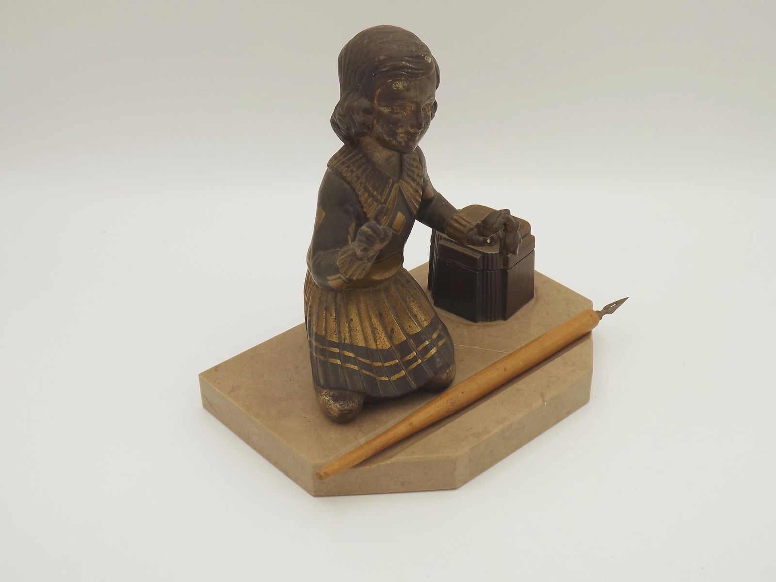 Encrier Art déco français, figurine de jeune fille agenouillée sur socle en marbre, d'époque. Ornement de bureau Art déco. Encrier avec plume d'oie photo vintage