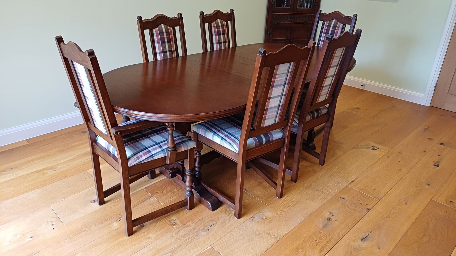Old Charm Extending Table, 2 X Carver, 4 X Dining Chairs. Tudor Brown. All Pristine, Unmarked.
