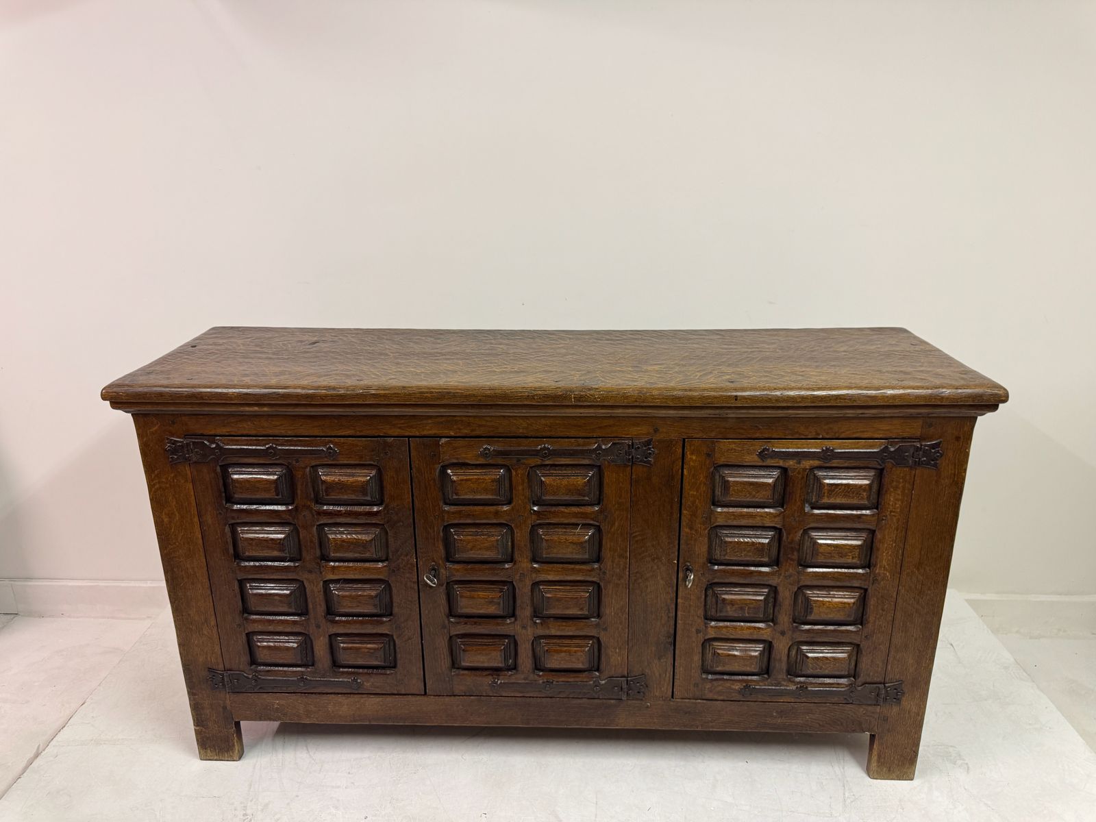 photo vintage Mid Century Oak Sideboard In The Spanish Style, Probably Belgian, 1950s–1960s