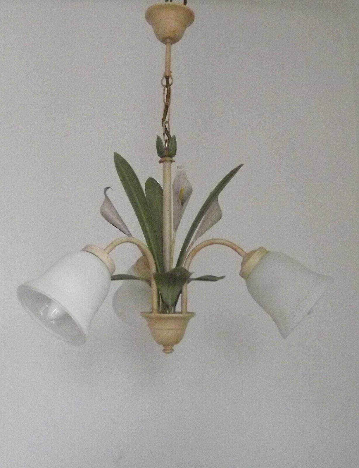 Franse Vintage Drielamps Lavendel Lelie Toleware Hanglamp Met Getextureerde Glazen Kappen — Franse Vintage Verlichting. Vintage Toleware Hanglamp.