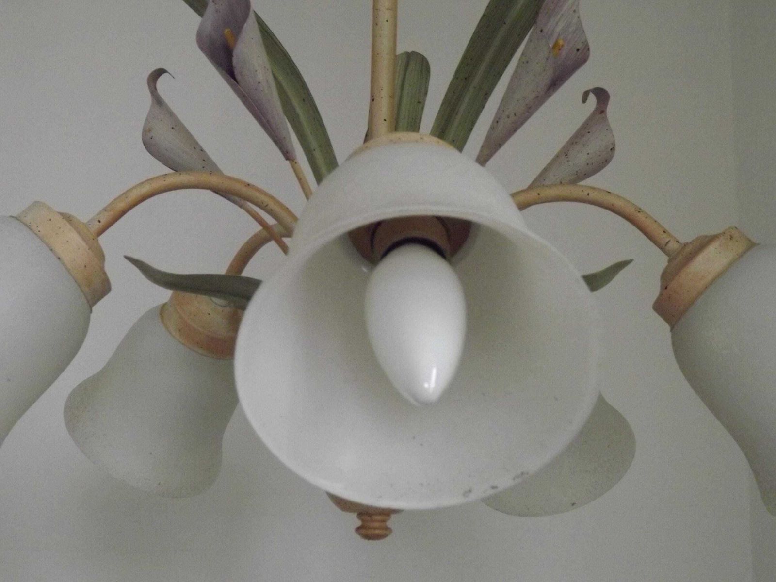photo furniture Franse Vintage Drielamps Lavendel Lelie Toleware Hanglamp Met Getextureerde Glazen Kappen — Franse Vintage Verlichting. Vintage Toleware Hanglamp.