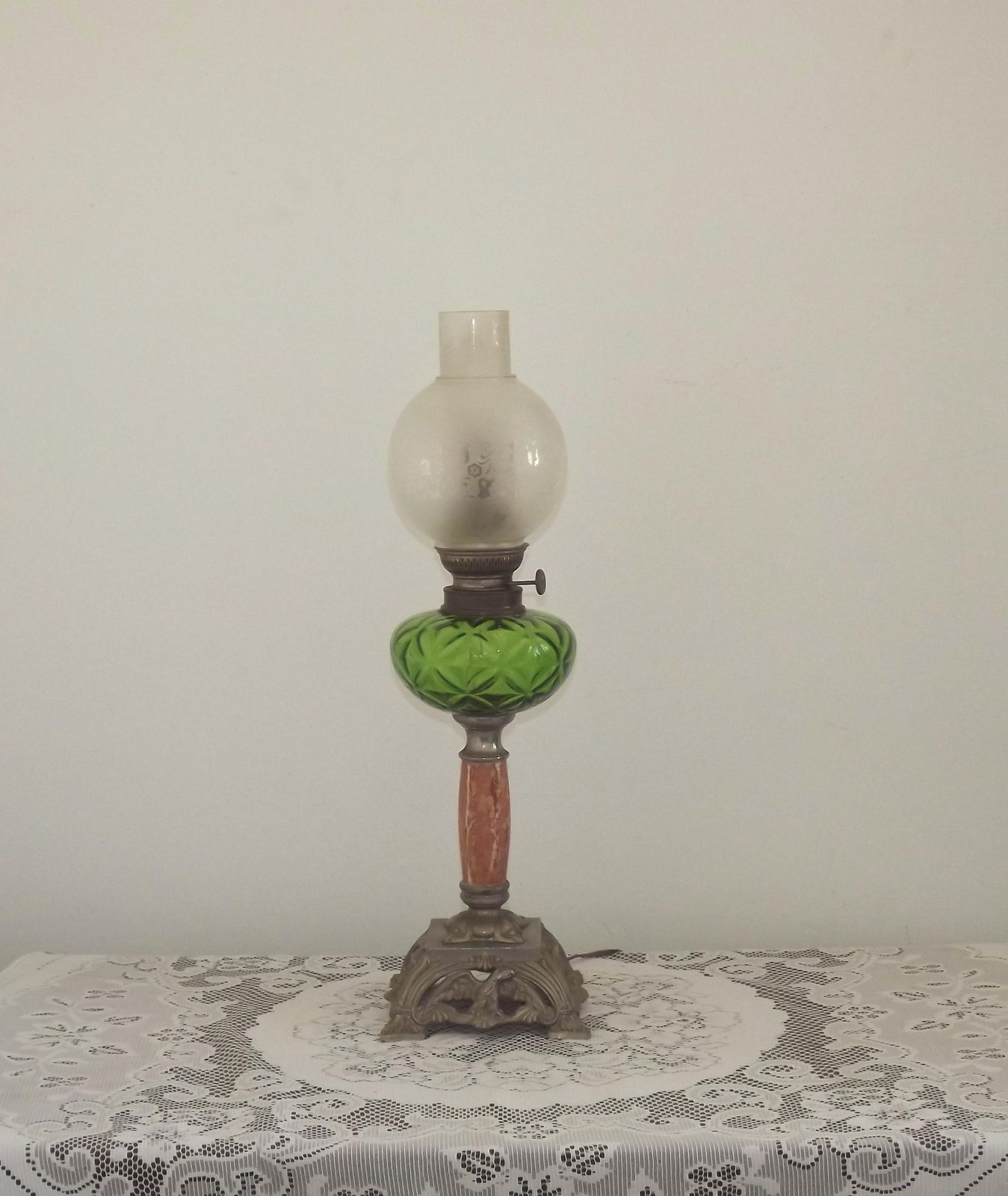 Antieke Franse Lantaarnlamp – Groene Glazen Schaal, Bloemvormige Kap En Tuit, Zilveren Metalen Voetstuk Met Adelaarmotief. Frans Antiek Verlichtingsstuk.