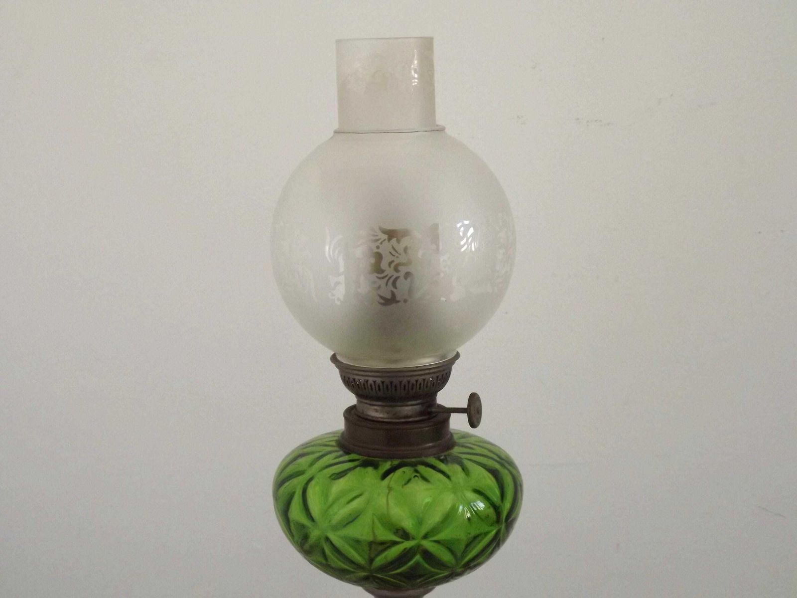 Antieke Franse Lantaarnlamp – Groene Glazen Schaal, Bloemvormige Kap En Tuit, Zilveren Metalen Voetstuk Met Adelaarmotief. Frans Antiek Verlichtingsstuk. photo Verlichting