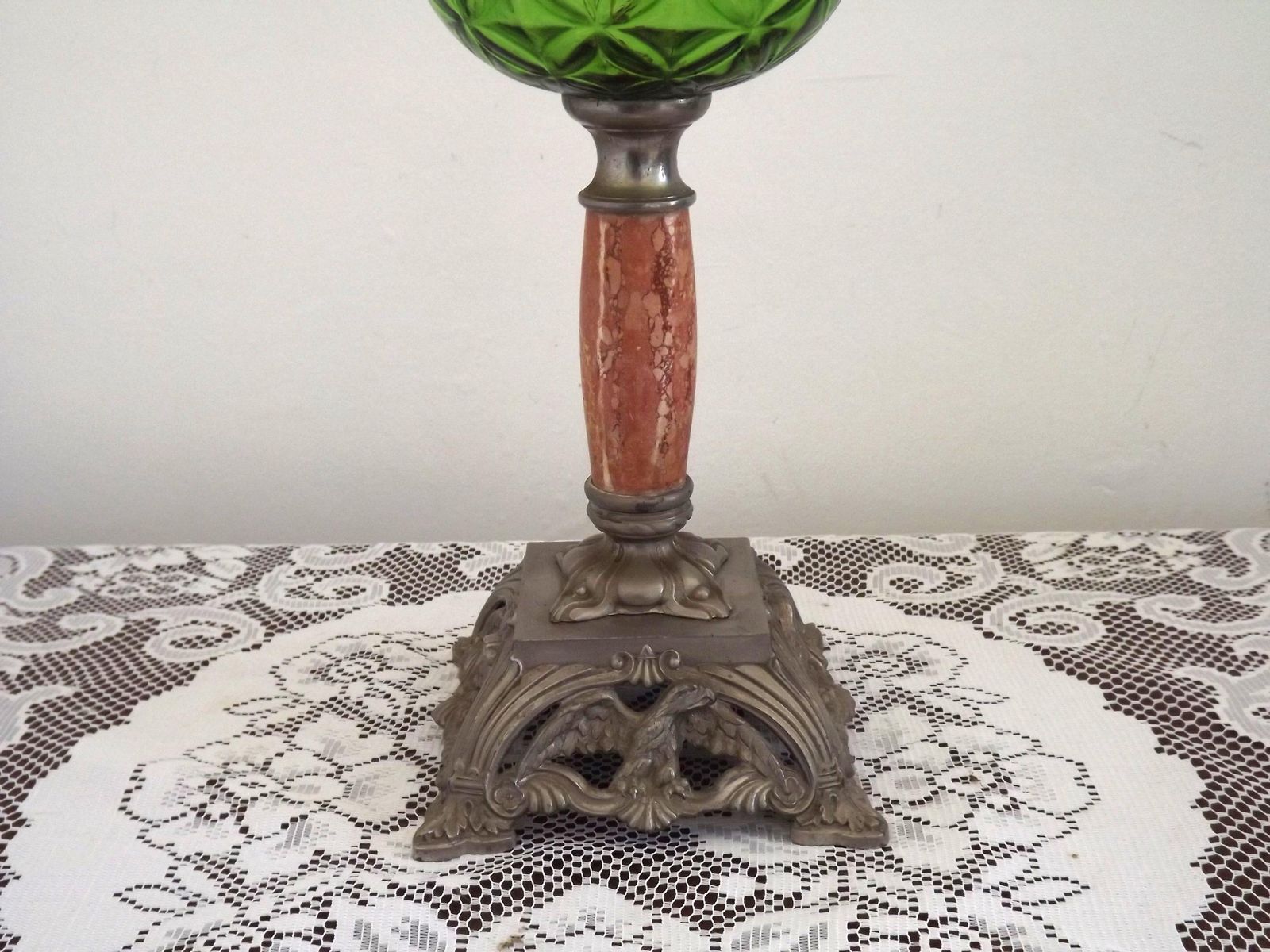 Lanterne-lampe d'époque française, vasque en verre vert, abat-jour fleuri, cheminée et socle carré en métal argenté à aigles. Luminaires d'époque français. photo 106.0