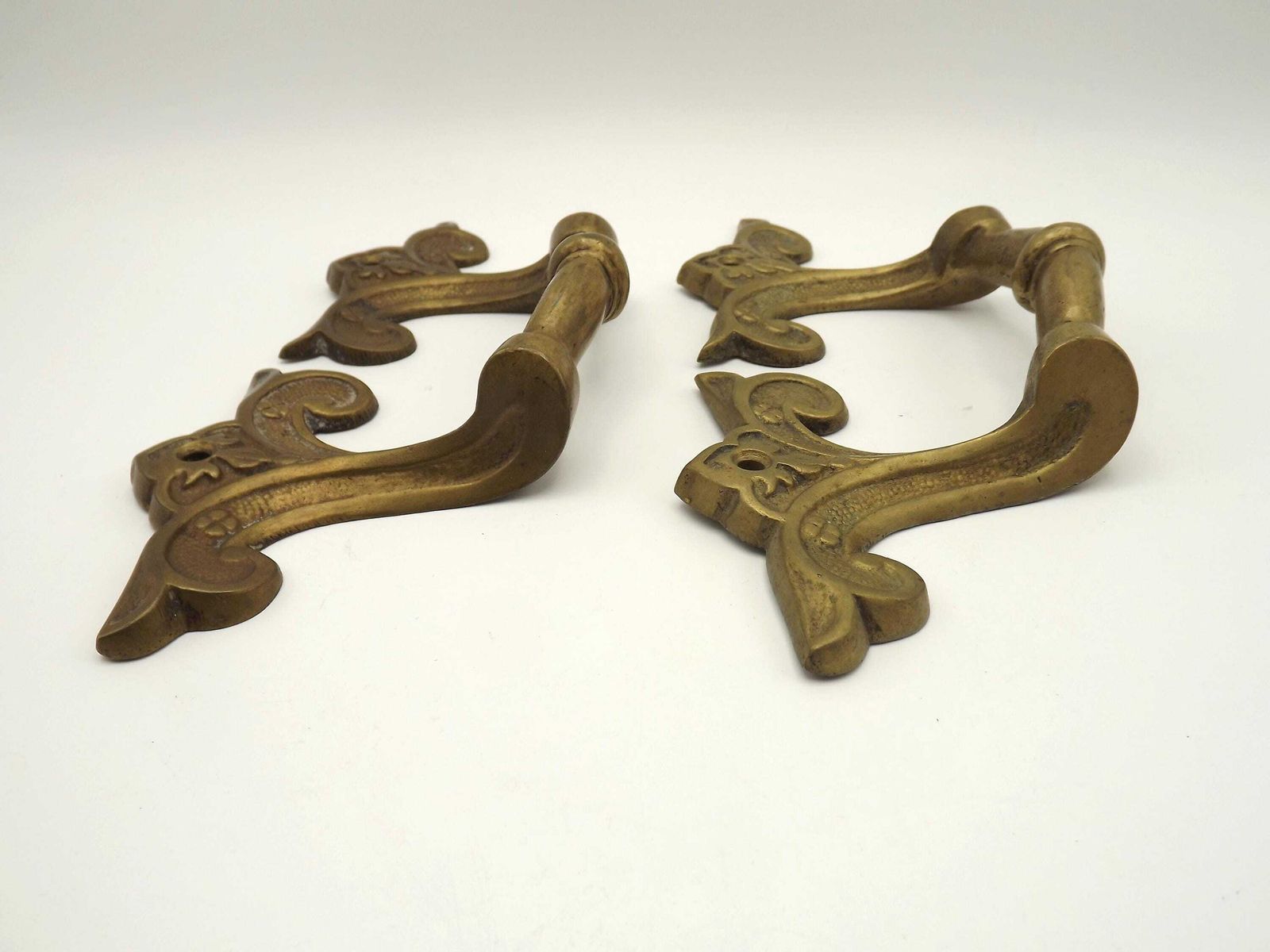 Paire assortie de poignées de meuble d'époque françaises en laiton massif   Poignées d'époque françaises. Poignées de meuble en laiton. Poignées de tiroir en laiton. photo 87.0