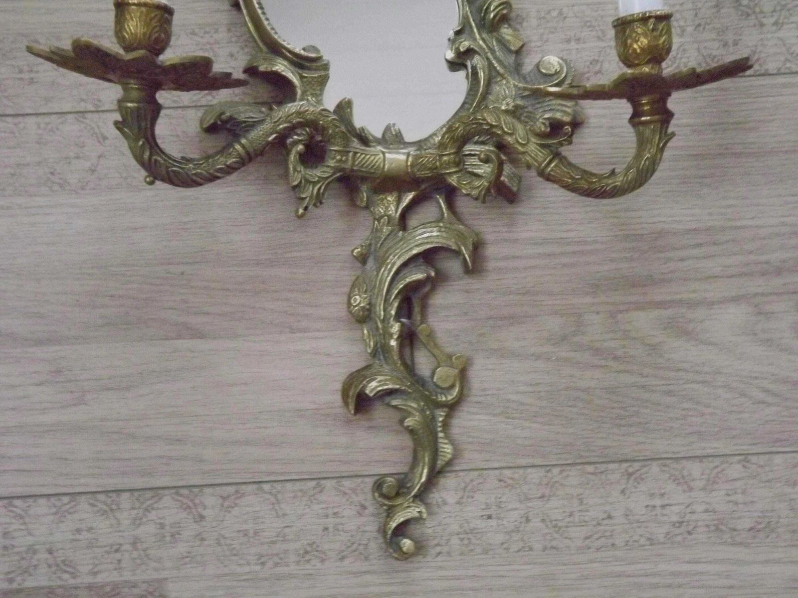 Paire d'appliques murales françaises d'époque à double bougeoir en bronze et miroir   Luminaires français d'époque. Appliques murales à miroir. Appliques baroques. photo buy