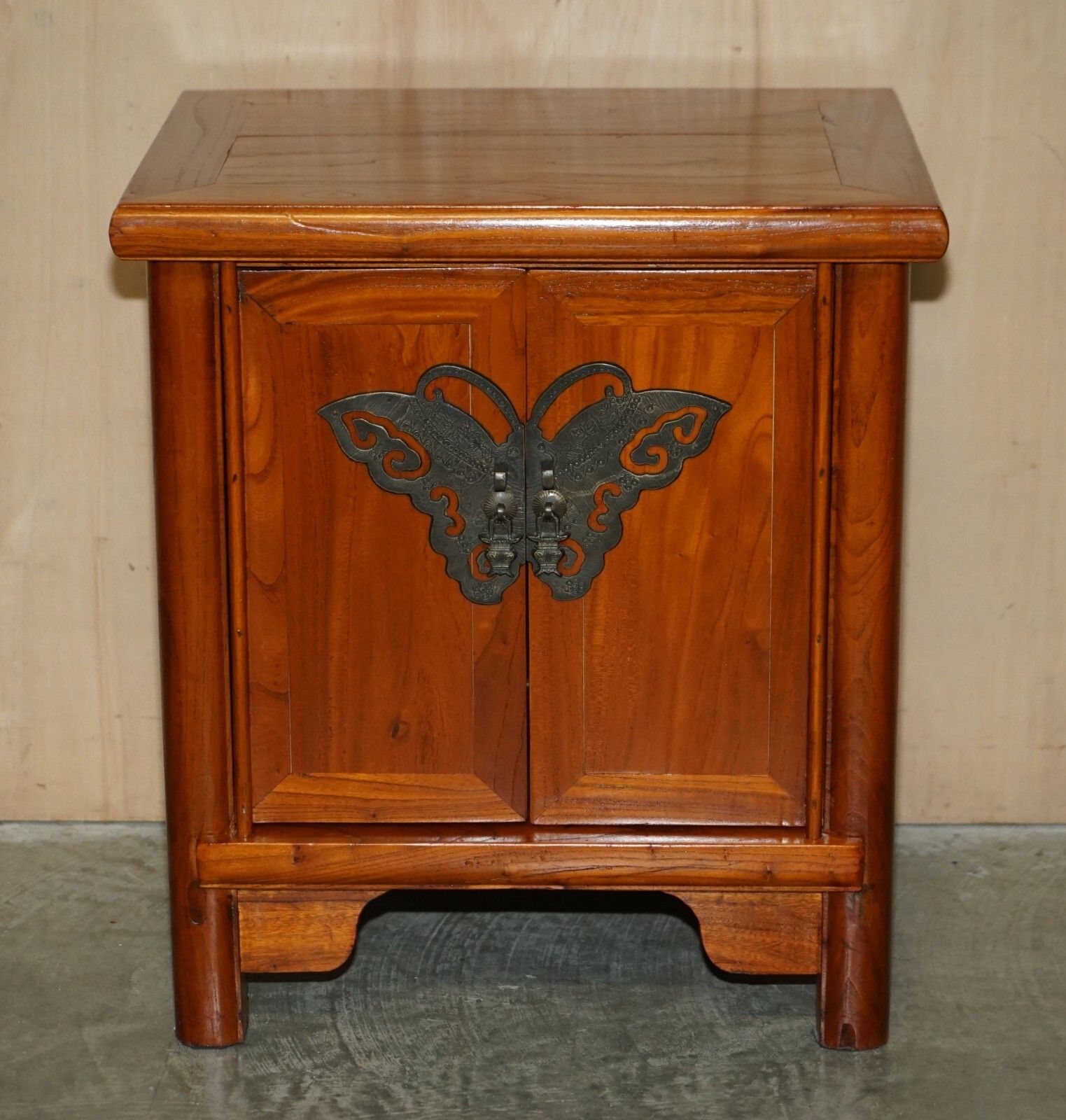 photo vinterior Pair Of Chinese Elm Butterfly Handle Bedside Side End Lamp Wine Tables Cupboards
