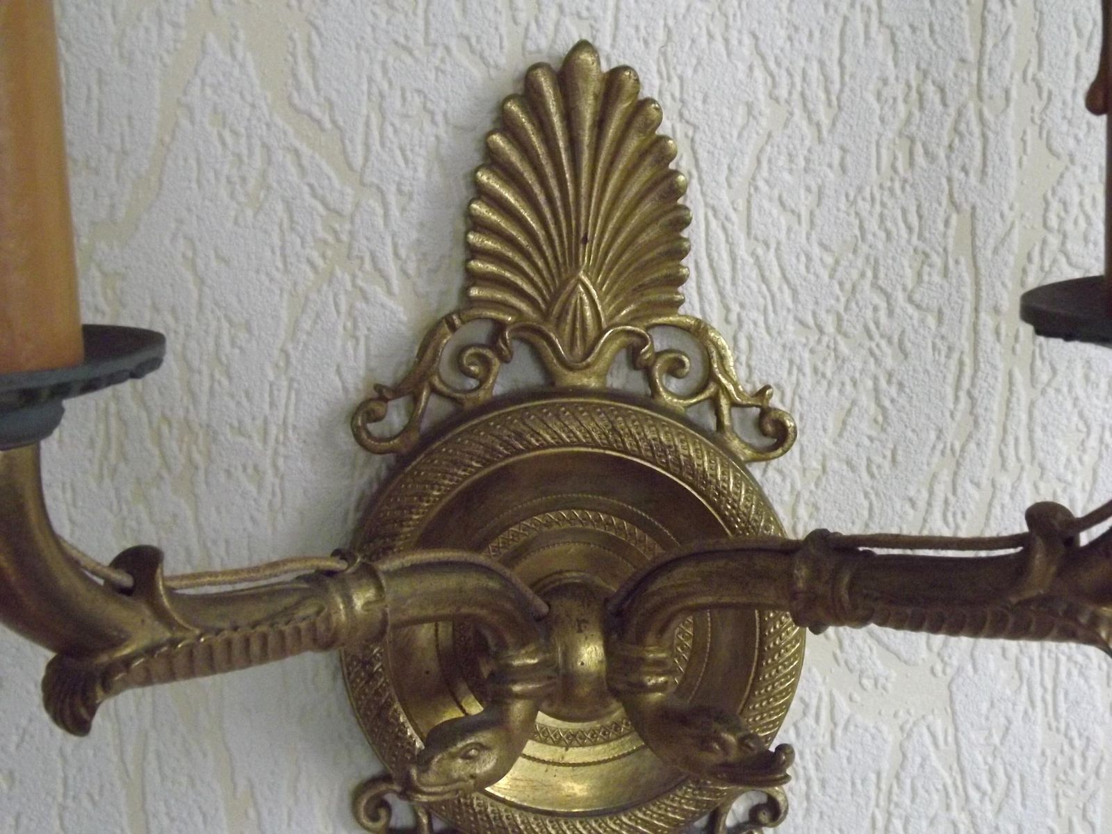Applique murale double d'époque Empire, bronze, détails d'éventail et de cygne, France   Luminaires d'époque français. Applique double Empire. Luminaire en bronze. photo buy