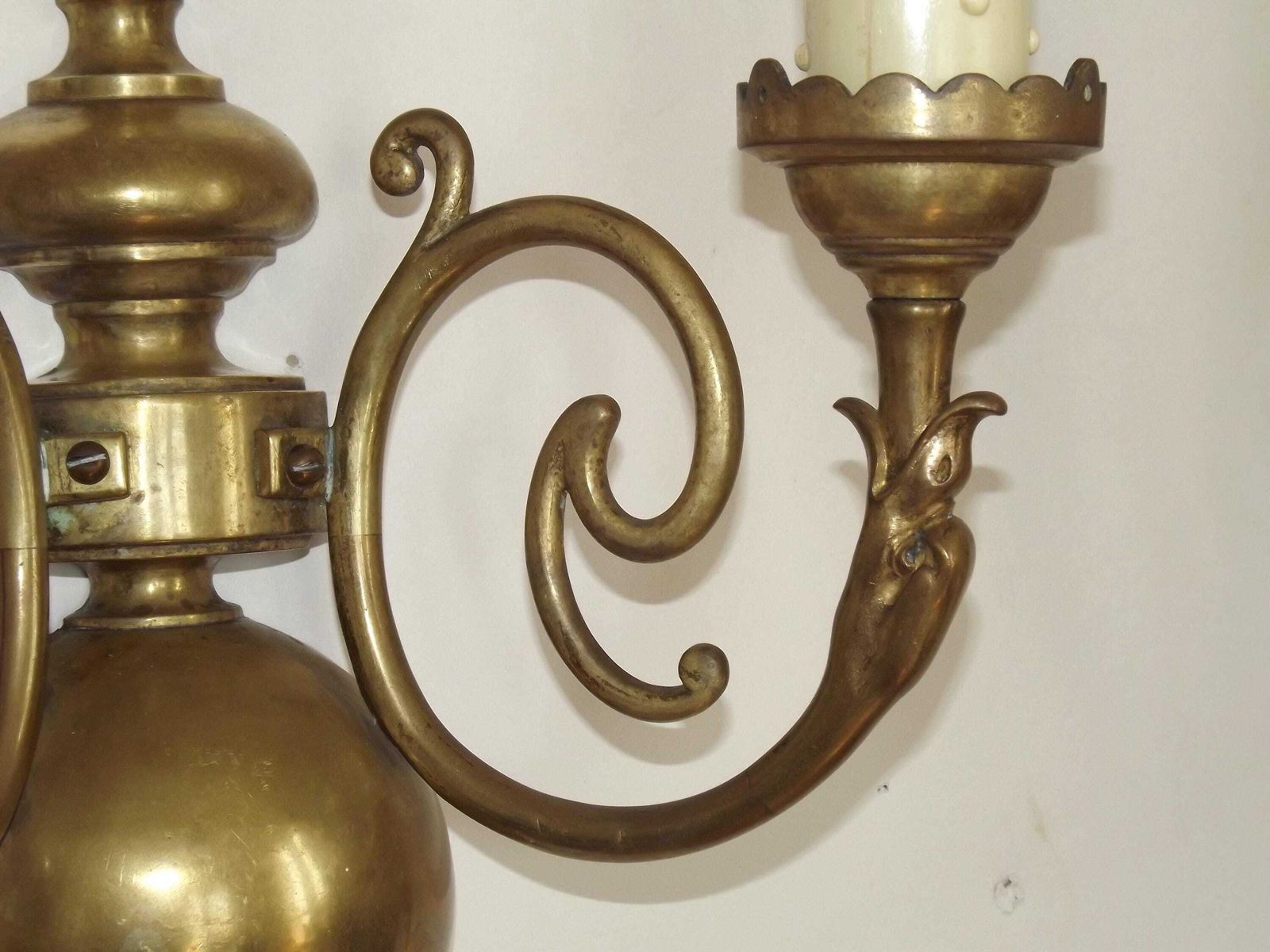 Paar Grote Franse Empire Messing Wandlampen Met Zwaandetail En Opaalglazen Kappen – Vintage Franse Verlichting. Paar Wandarmaturen. photo vinterior