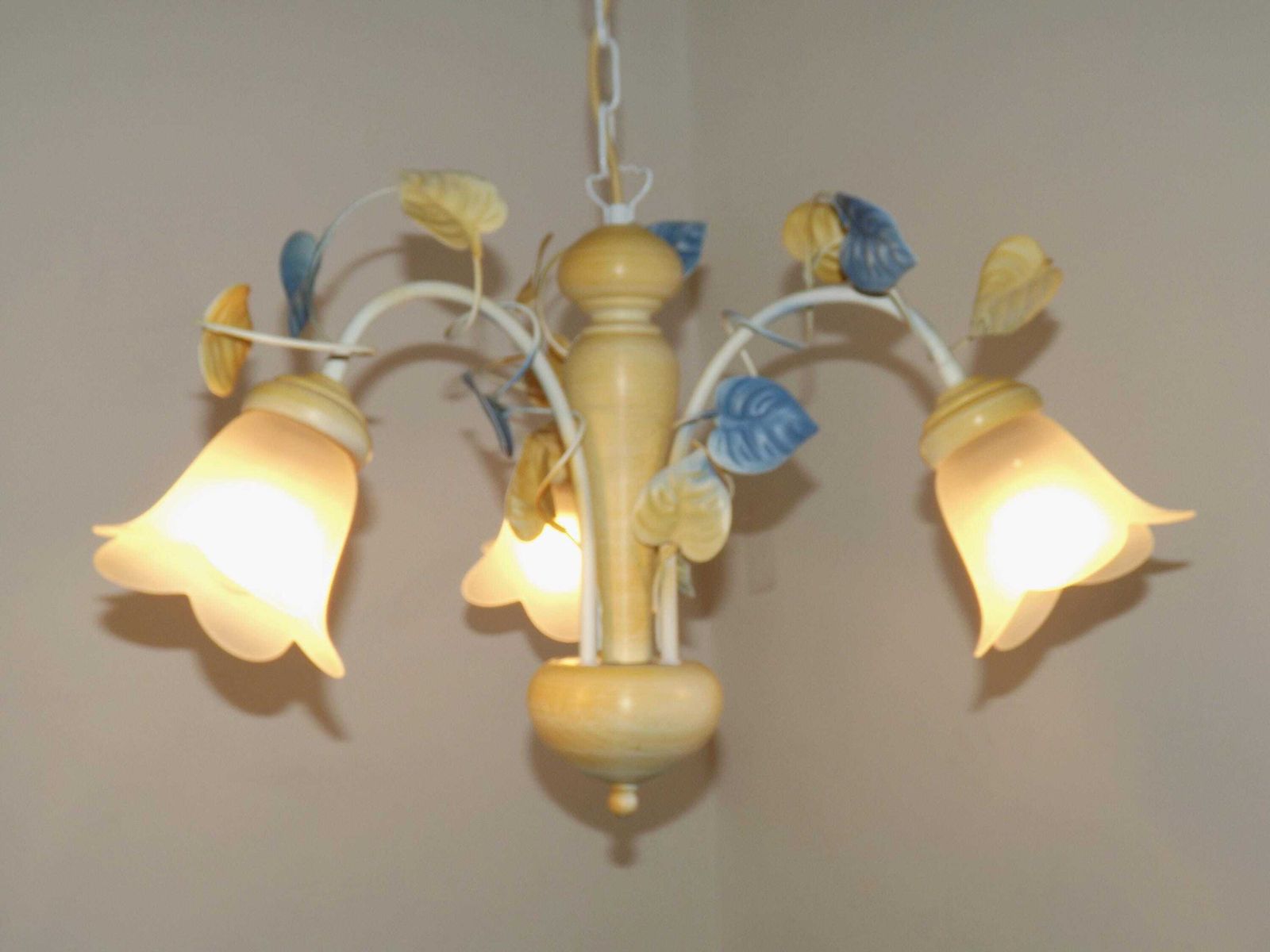 Vintage Franse Toleware Hanglamp Met 3 Lichtpunten – Blauwe & Gele Bladeren, Bloemenvormige Opaalglaskapjes | Franse Vintage Verlichting. Hanglamp Met 3 Lichtpunten. photo vinterior