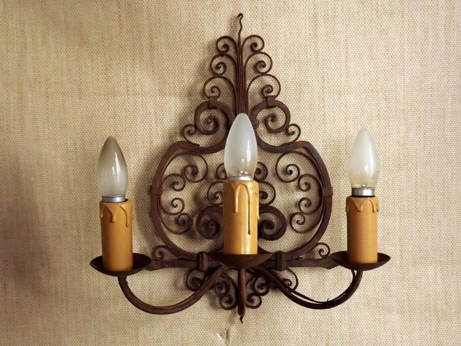 Applique murale à 3 lumières en fer forgé, début du XXe siècle, style médiéval français - Éclairage d'époque. Applique murale médiévale. Fer forgé. photo for sale