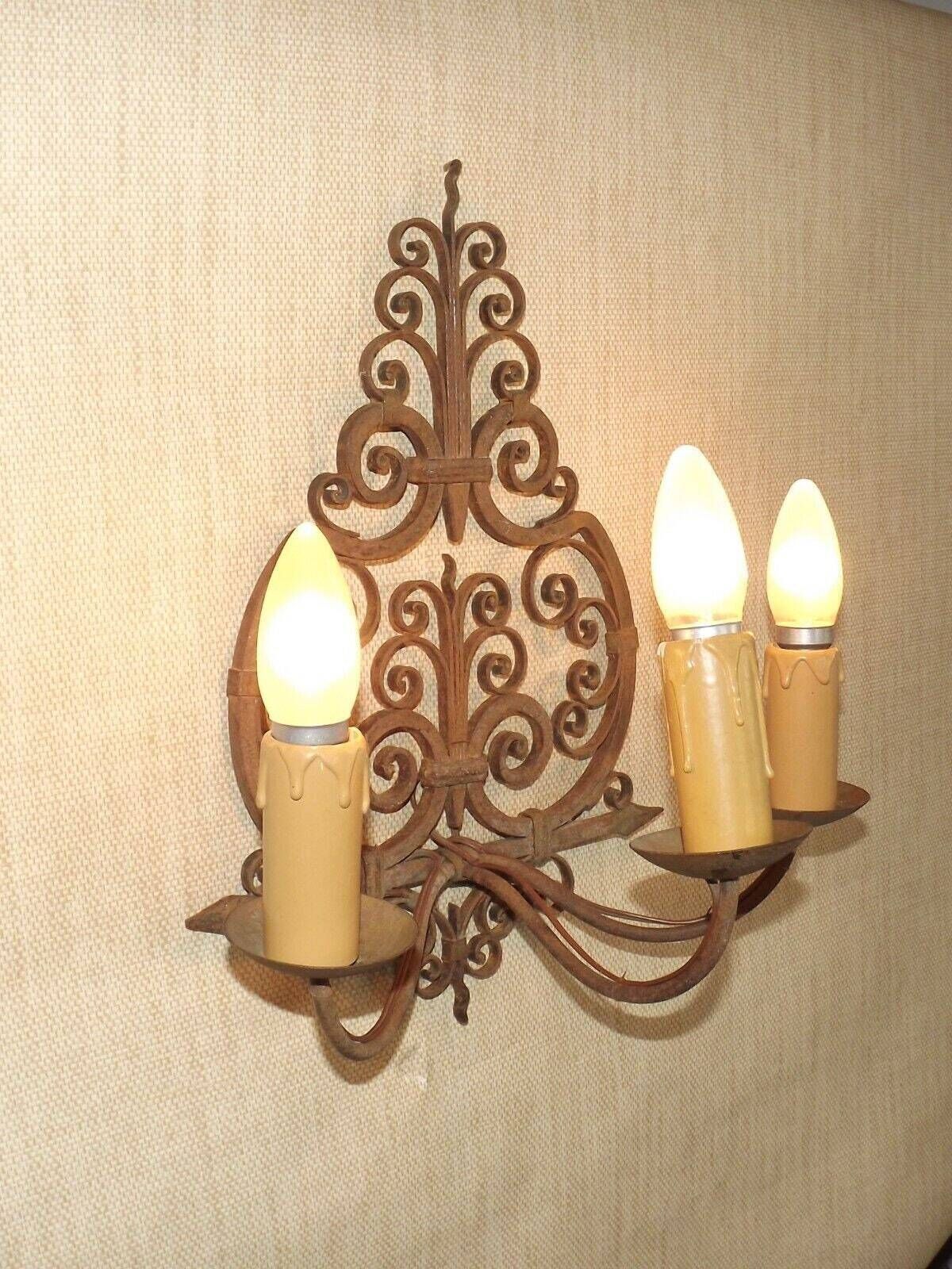 Applique murale à 3 lumières en fer forgé, début du XXe siècle, style médiéval français - Éclairage d'époque. Applique murale médiévale. Fer forgé. photo Luminaires