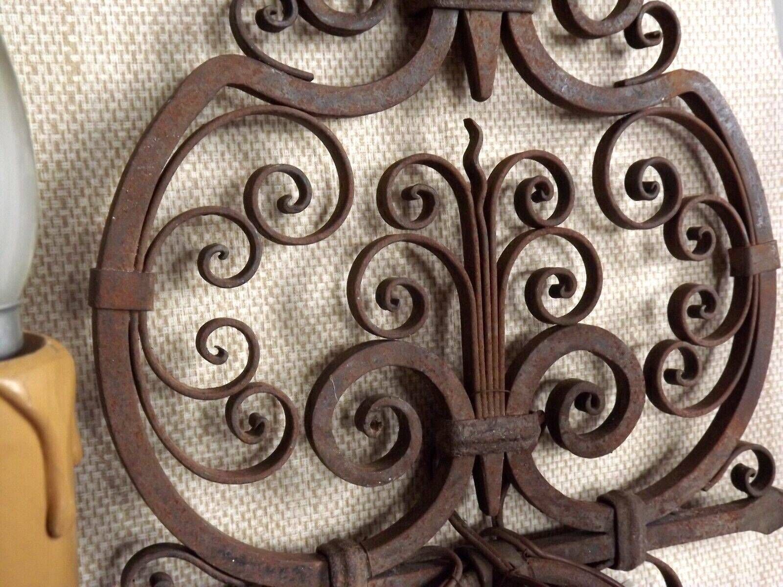 photo furniture Applique murale à 3 lumières en fer forgé, début du XXe siècle, style médiéval français - Éclairage d'époque. Applique murale médiévale. Fer forgé.