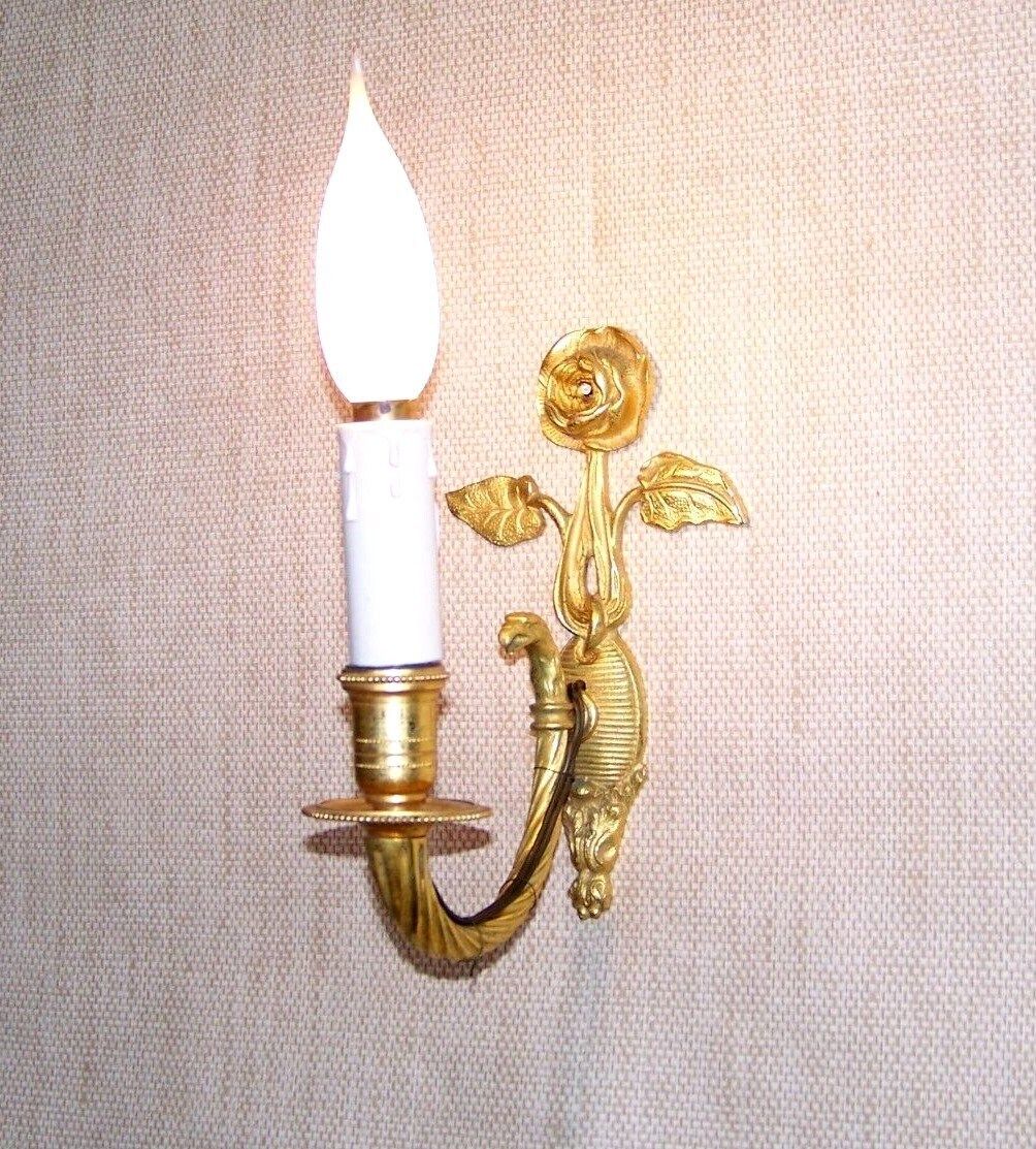 Applique murale vintage Empire à une lumière en laiton moulé, éclairage d'époque français. Applique à décor de rose et d'aigle. photo furniture