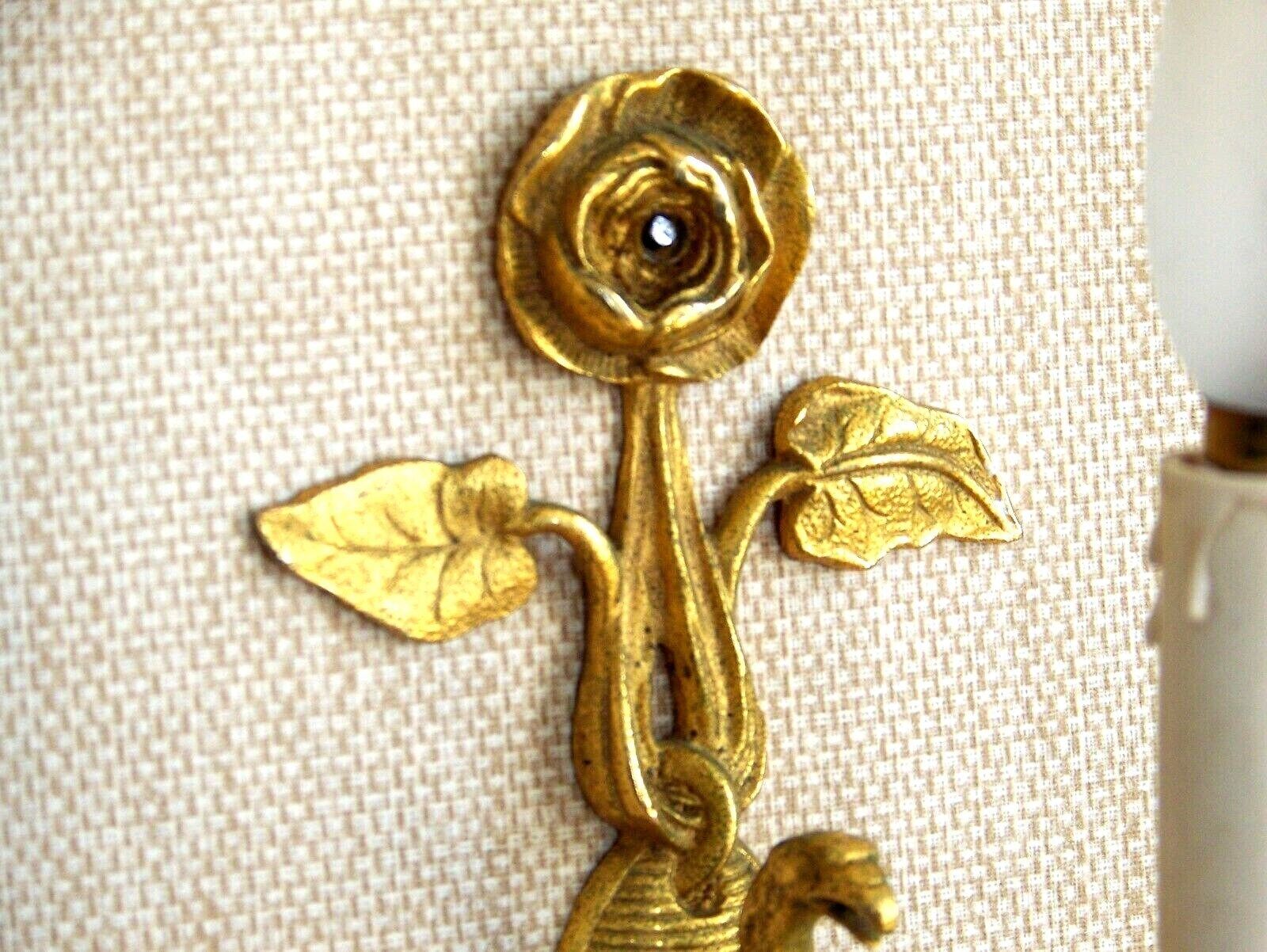 Applique murale vintage Empire à une lumière en laiton moulé, éclairage d'époque français. Applique à décor de rose et d'aigle. photo Luminaires